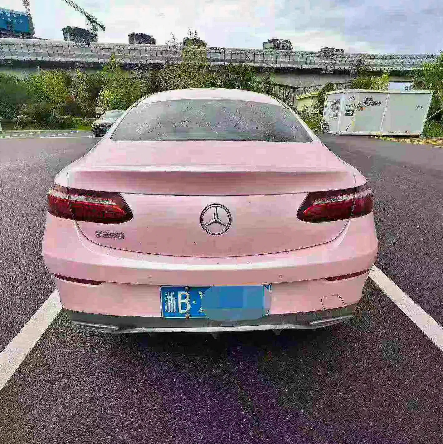 奔驰E 后面外观一