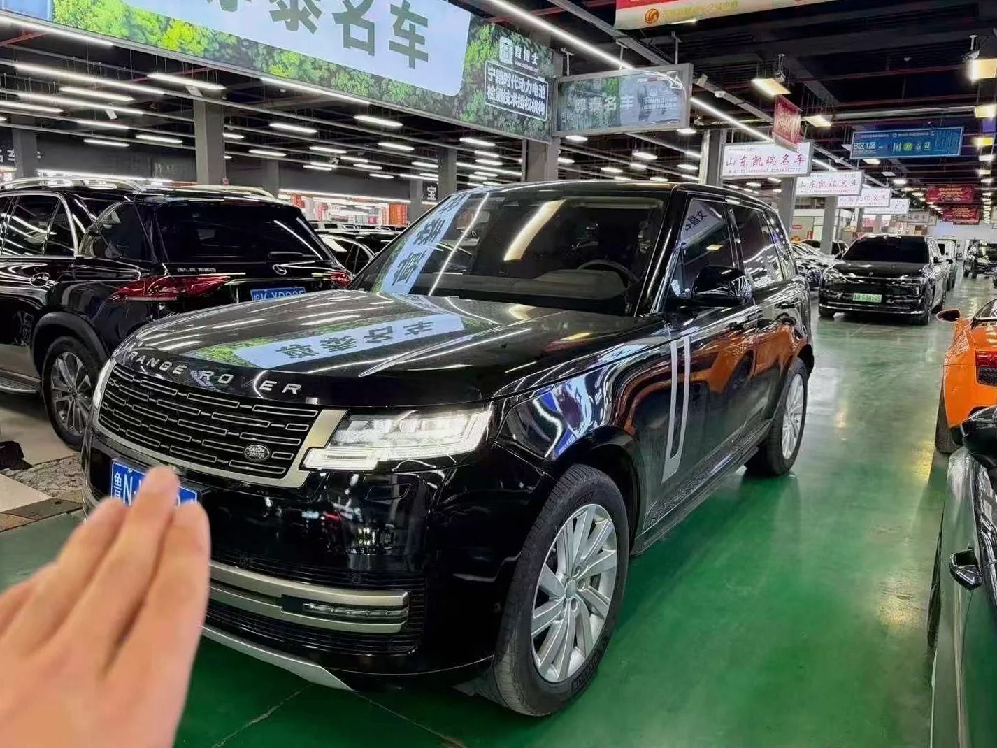 路虎揽胜 正面外观二