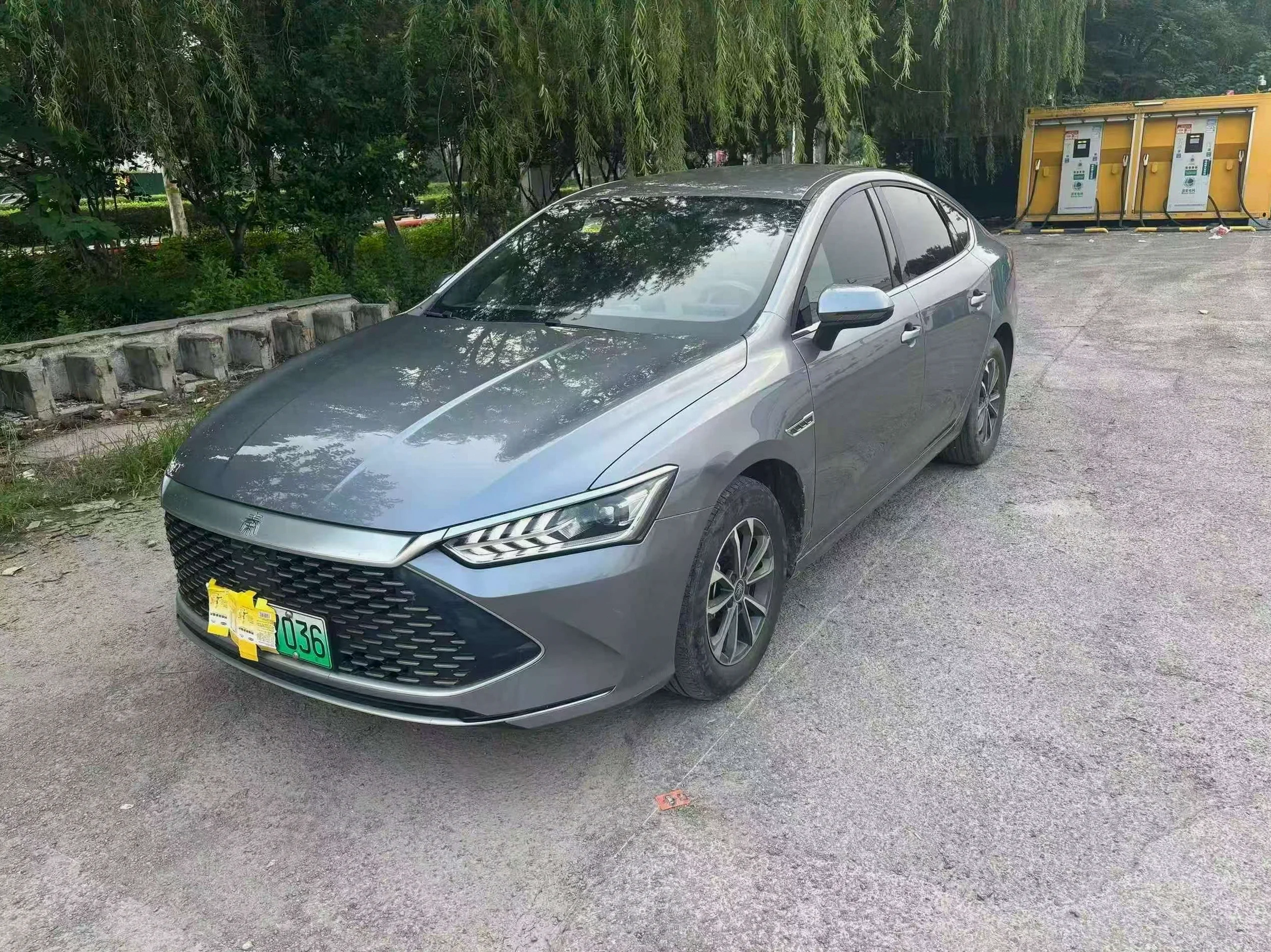 比亚迪秦 正面外观二