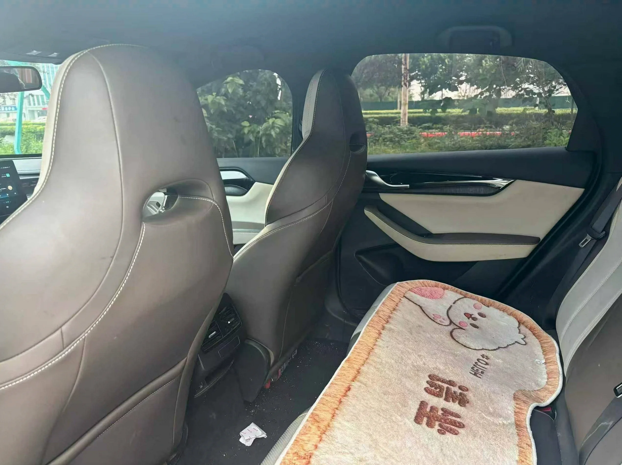 比亚迪秦 内饰后排