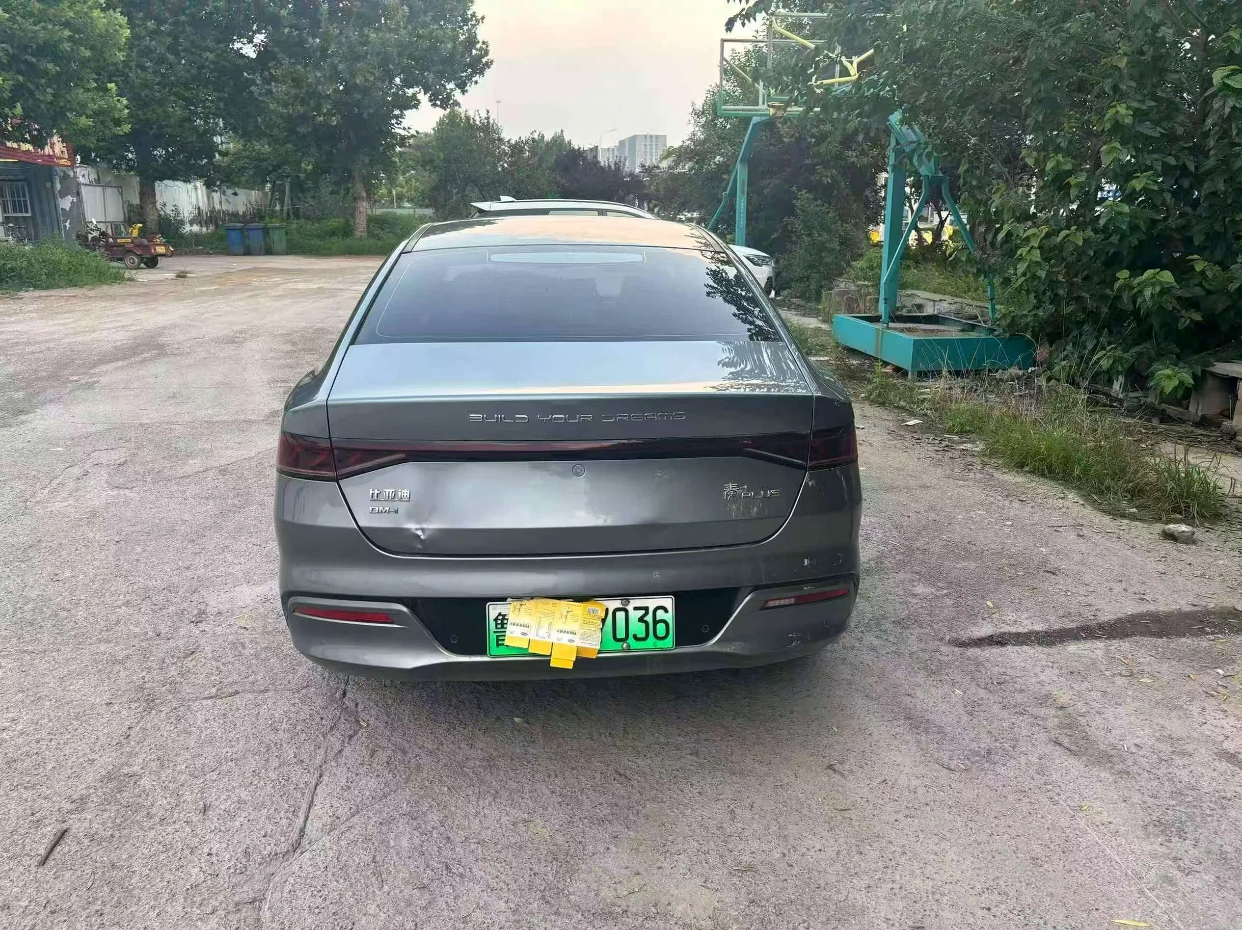 比亚迪秦 后面外观一