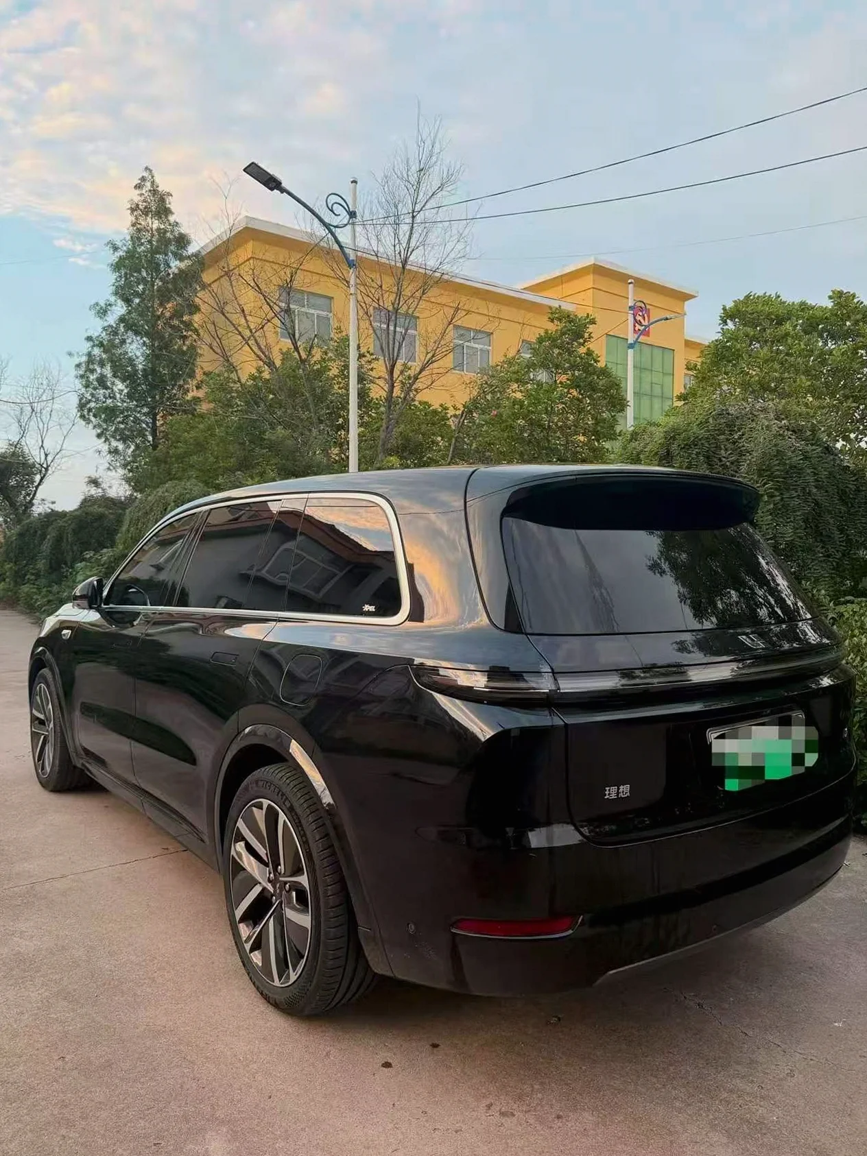 理想L9 后面外观一