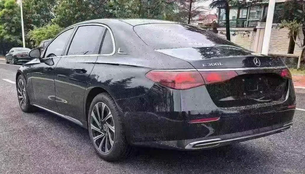 奔驰E 后面外观一