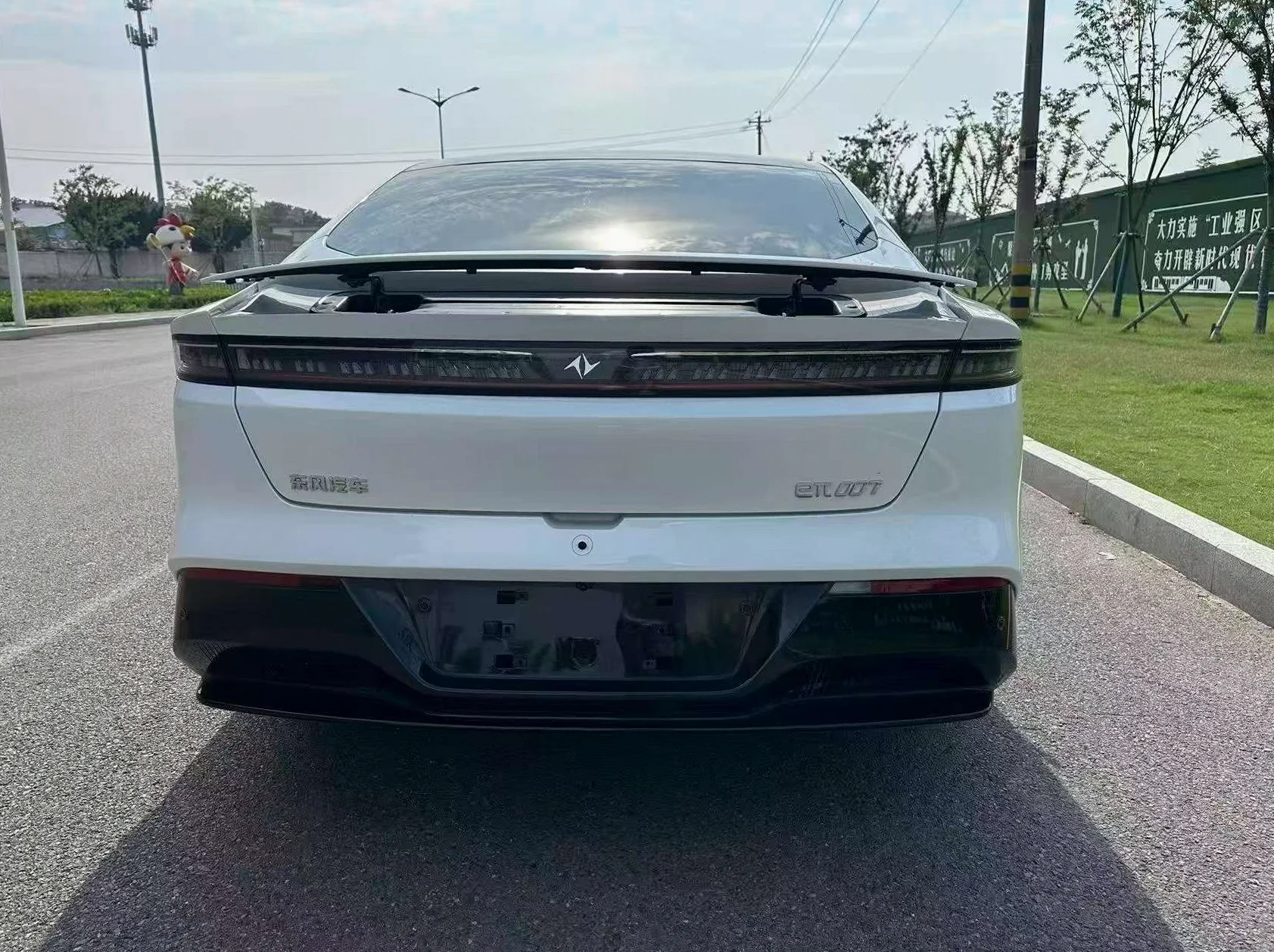 东风奕派 后面外观一