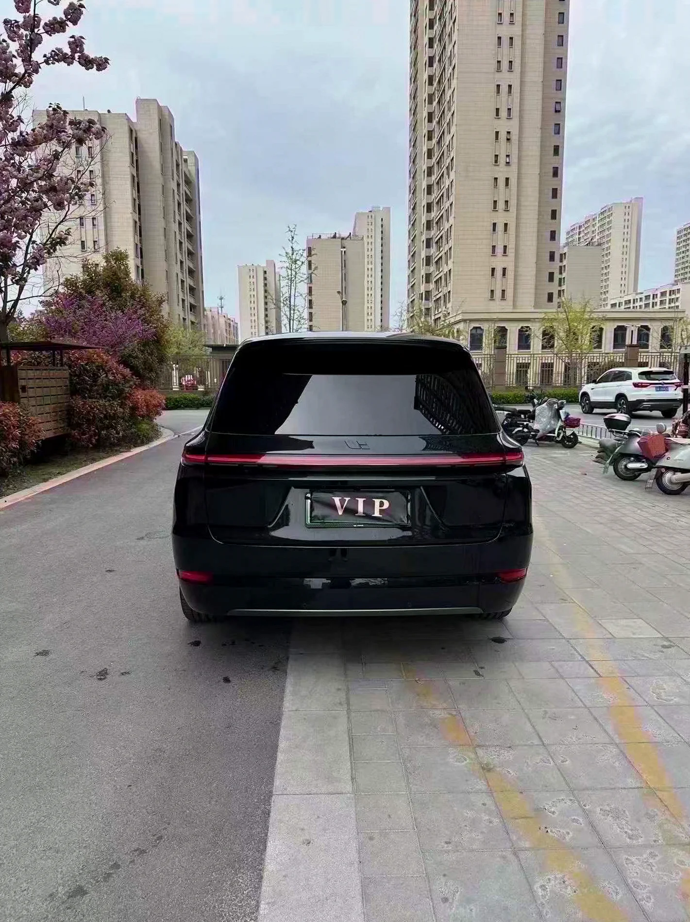 理想L9 后面外观一