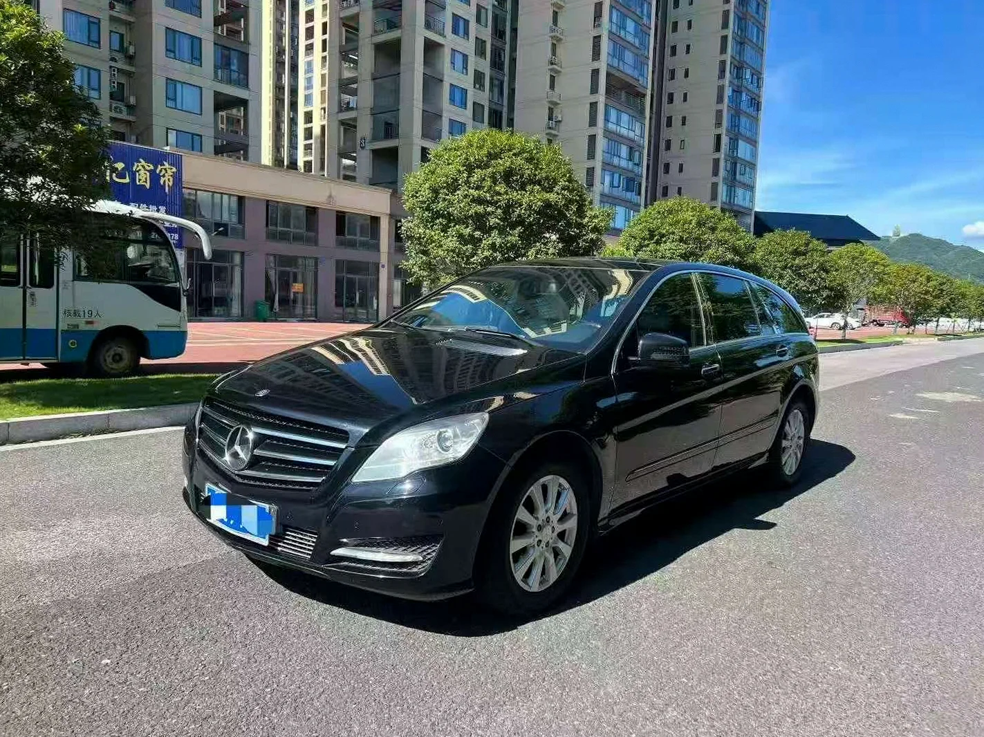 奔驰R 正面外观三