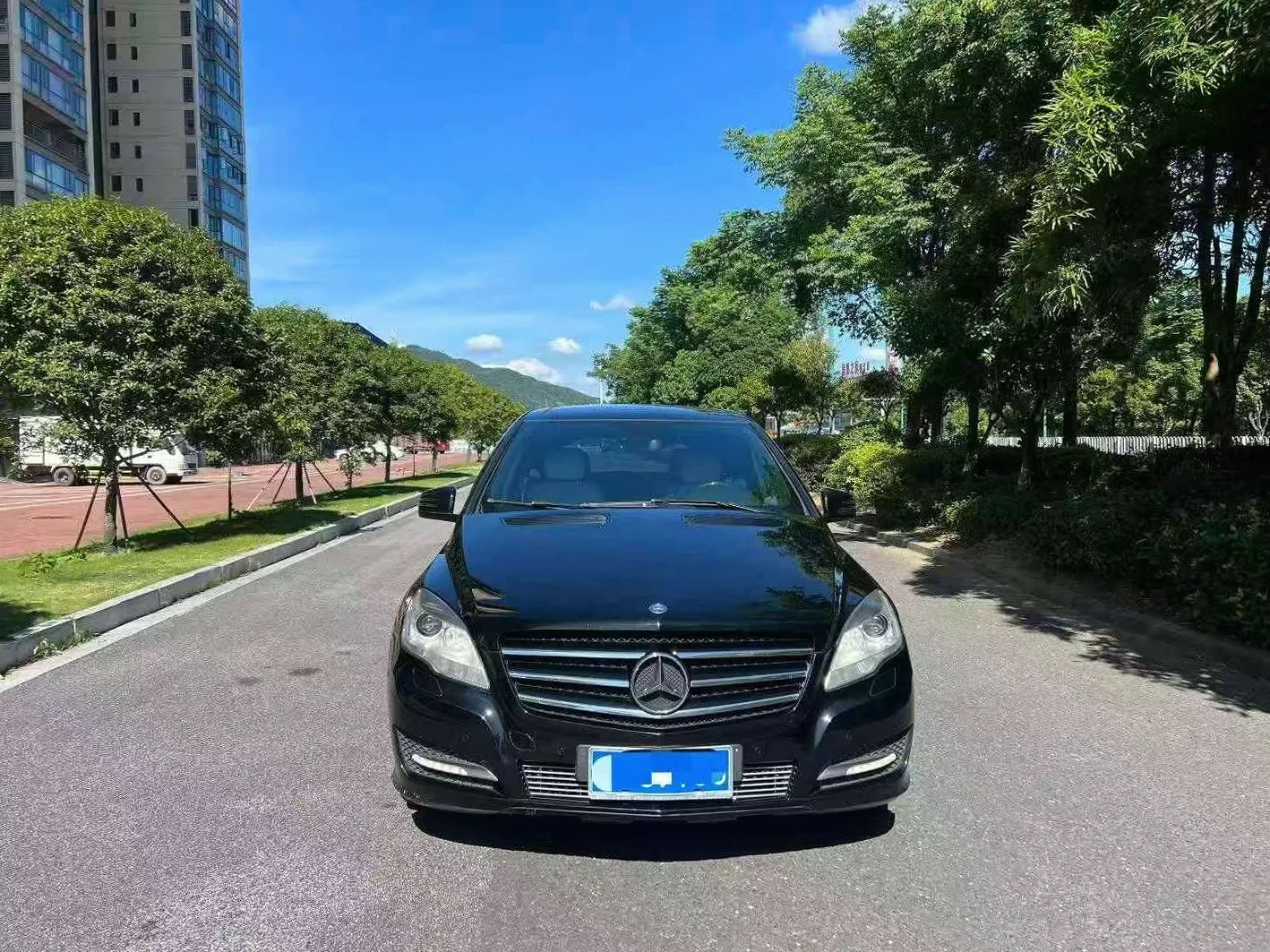 奔驰R 正面外观二
