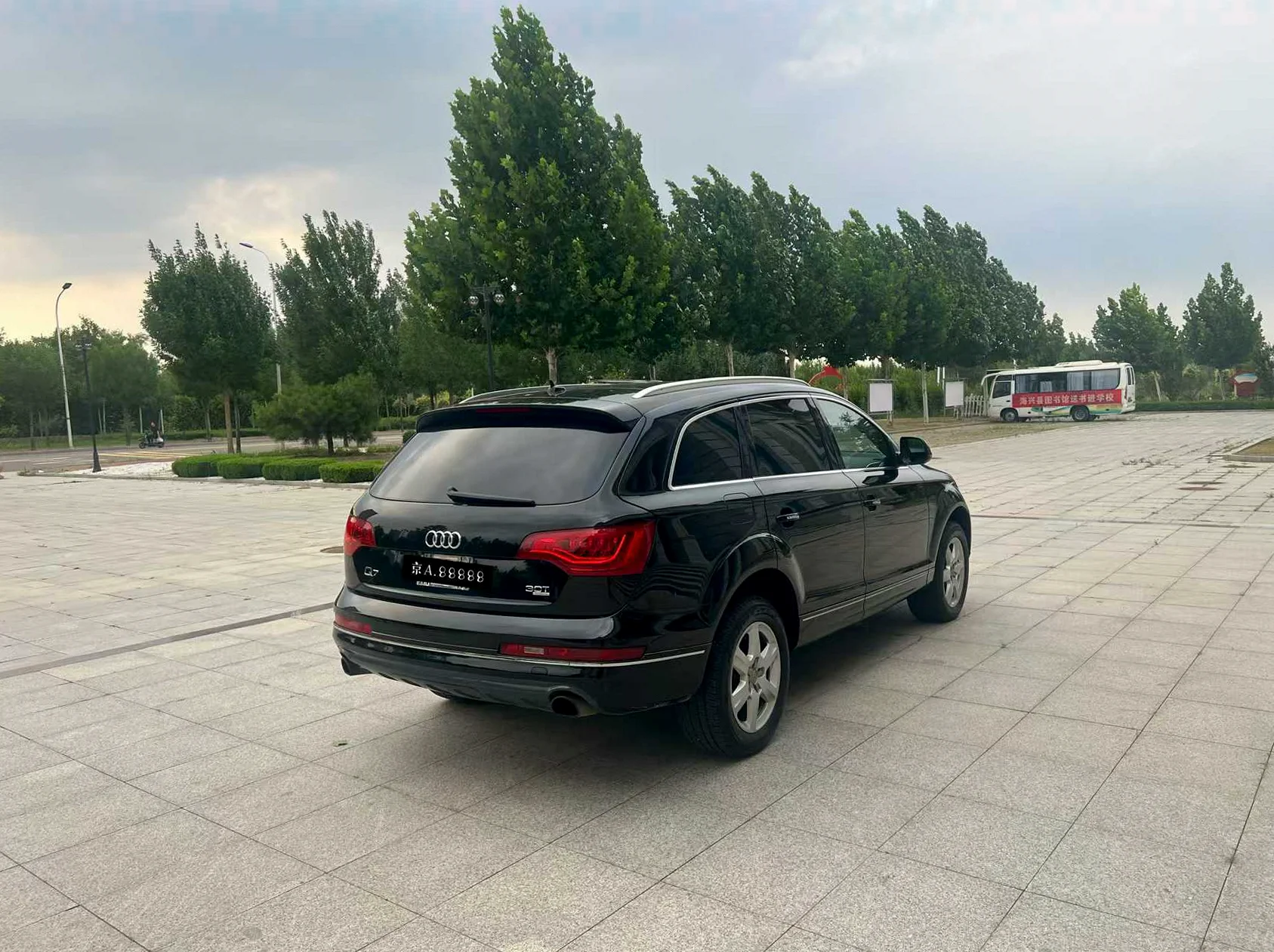奥迪Q7 后面外观三
