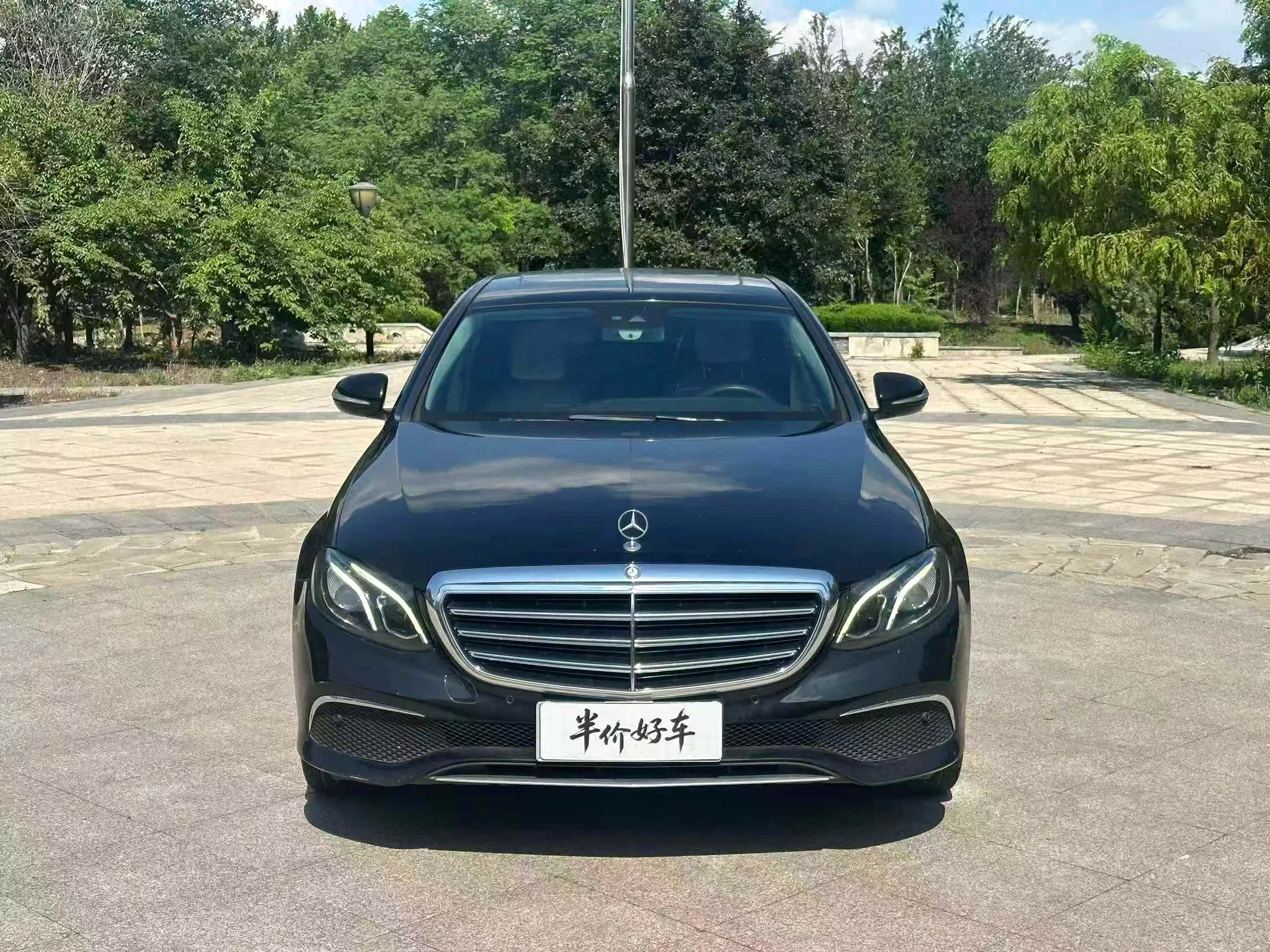 奔驰E 正面外观二