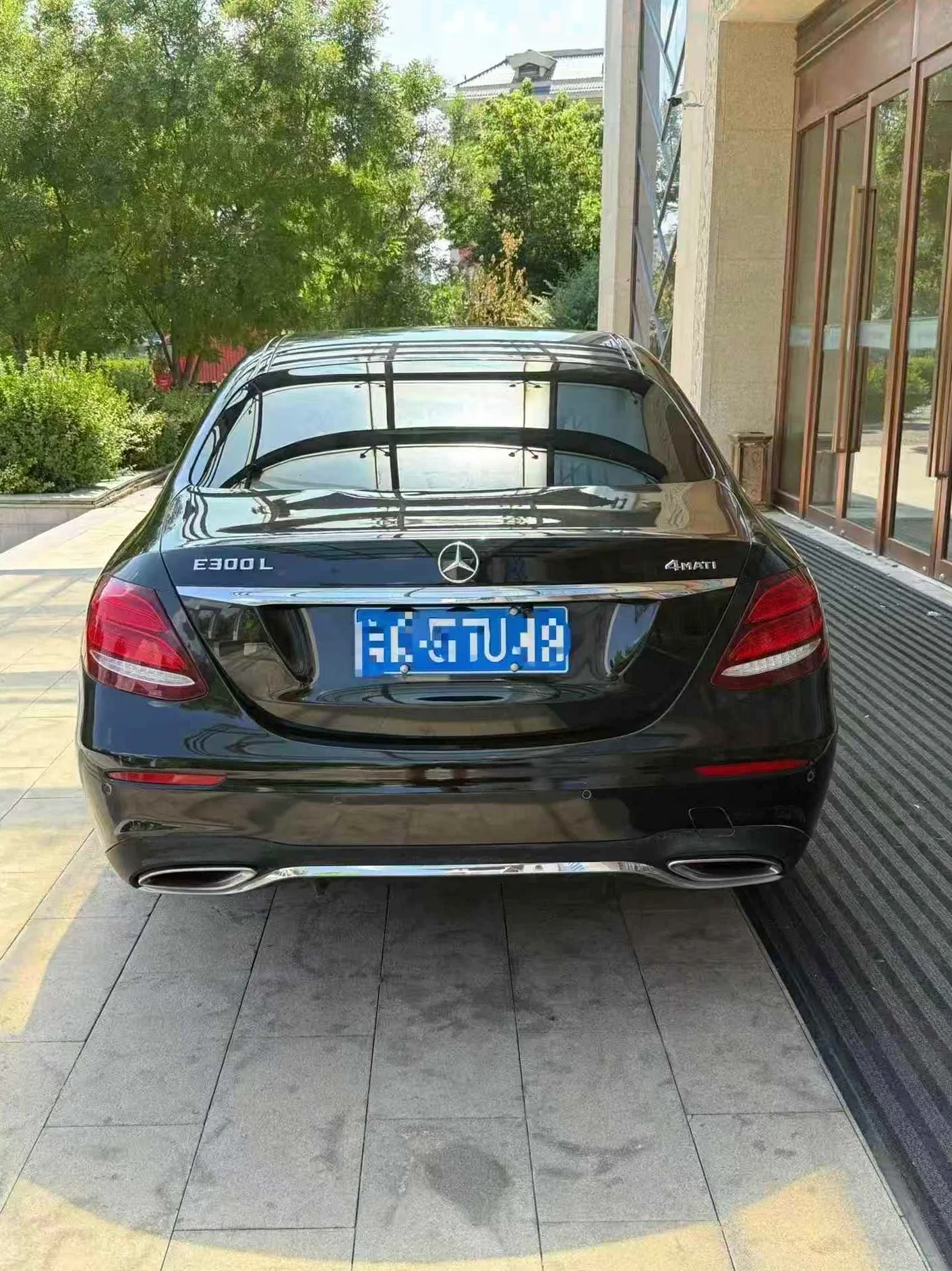 奔驰E 后面外观二
