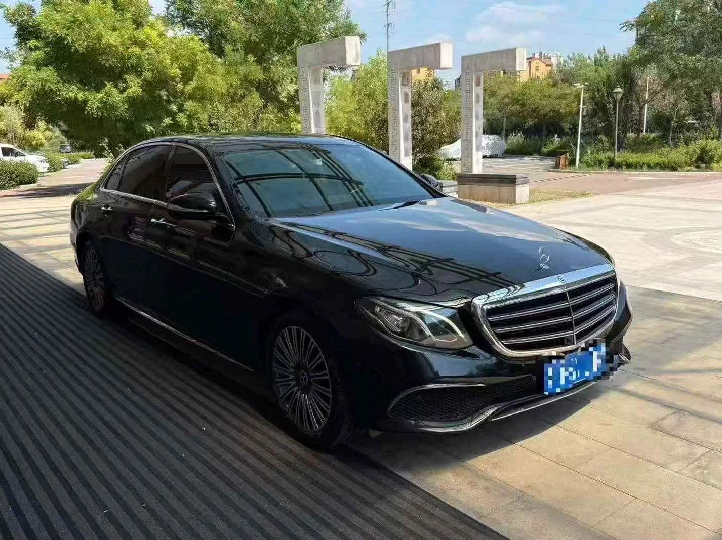 奔驰E 正面外观二