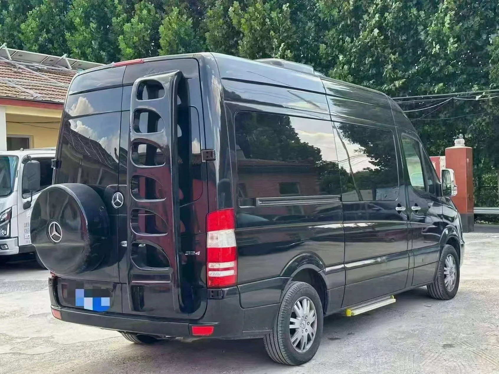 奔驰Sprinter 后面外观三
