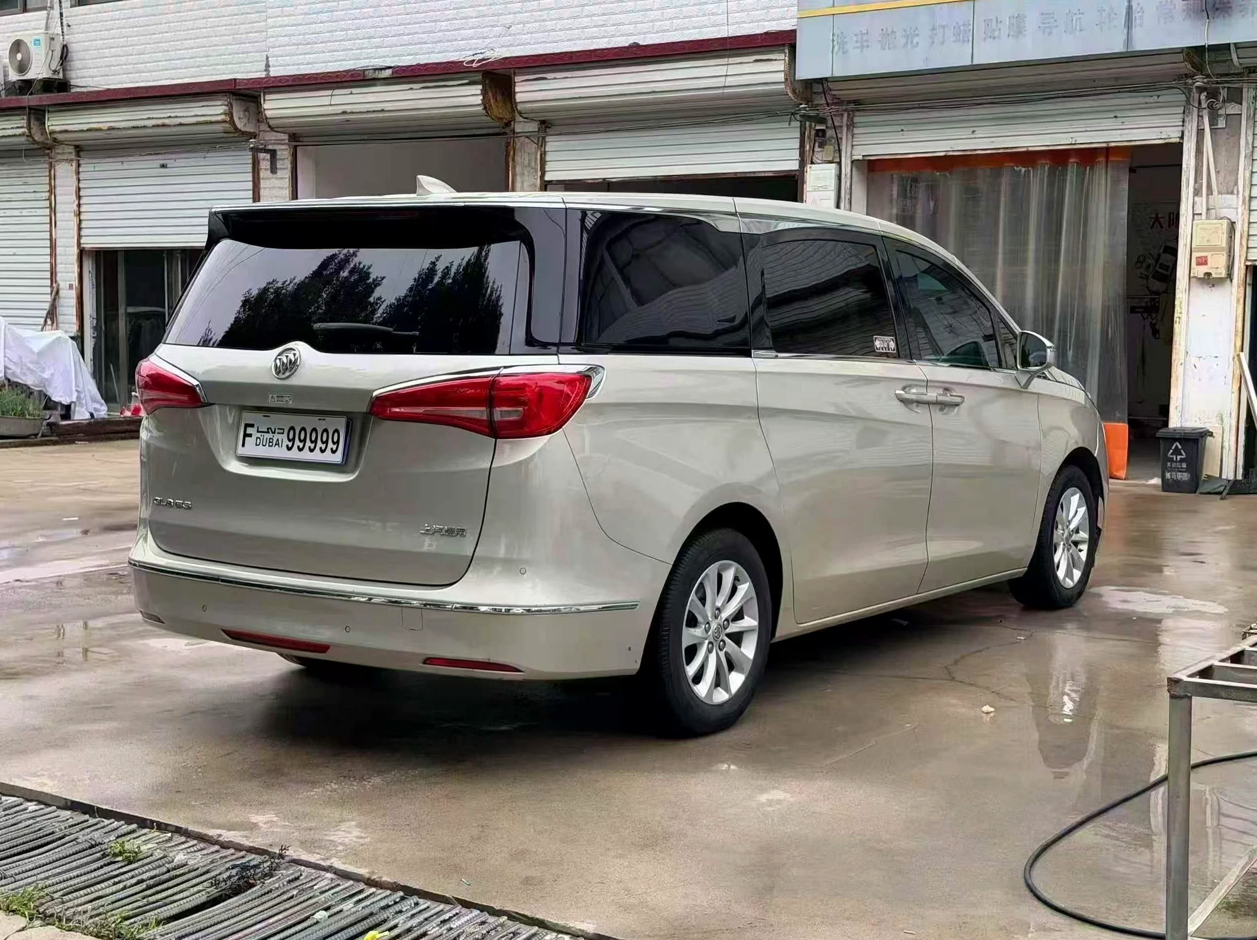 别克GL8 后面外观一