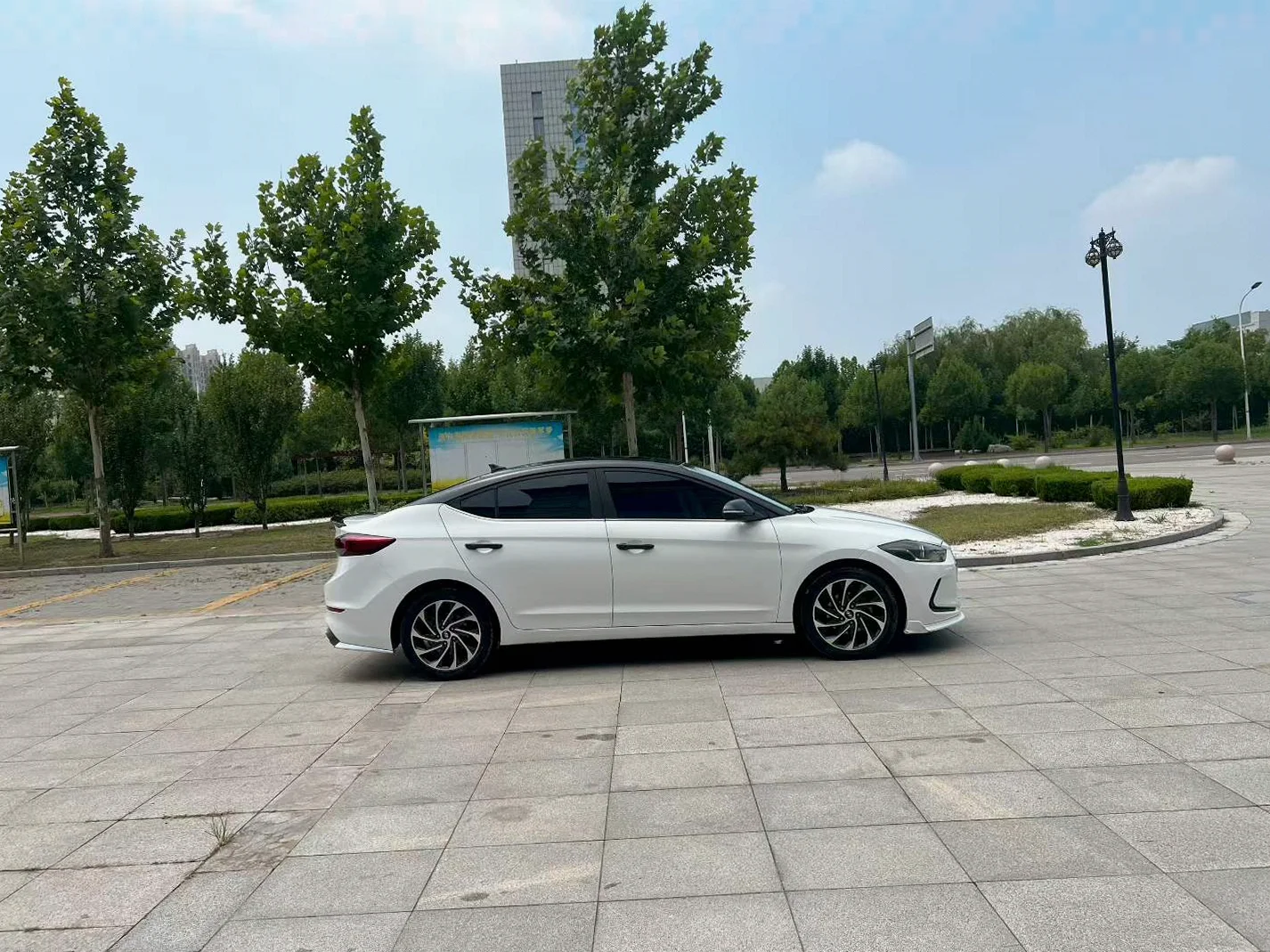 现代领动 后面外观一