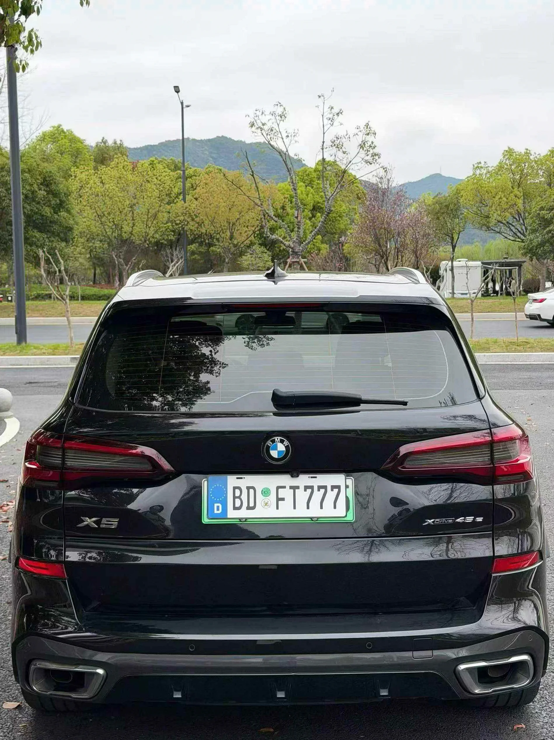 宝马X5 后面外观一