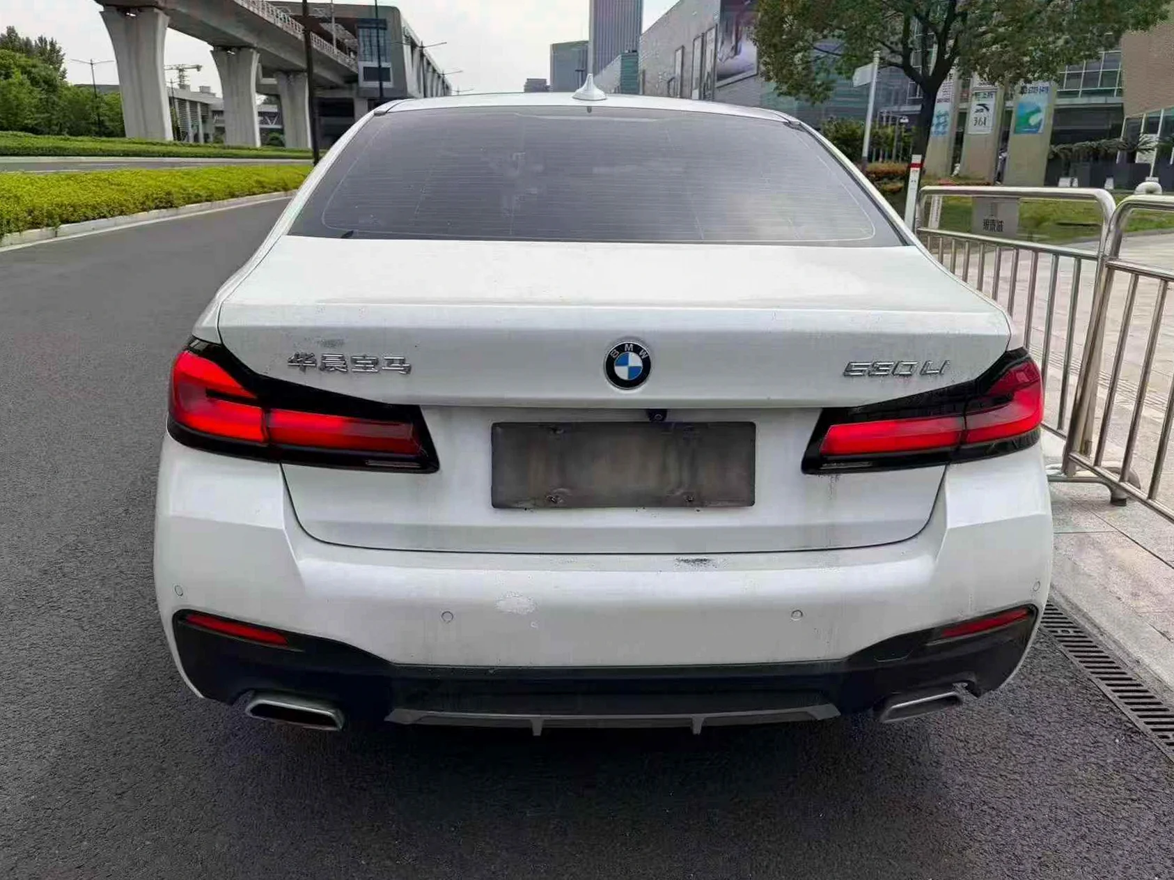 宝马5系 后面外观一