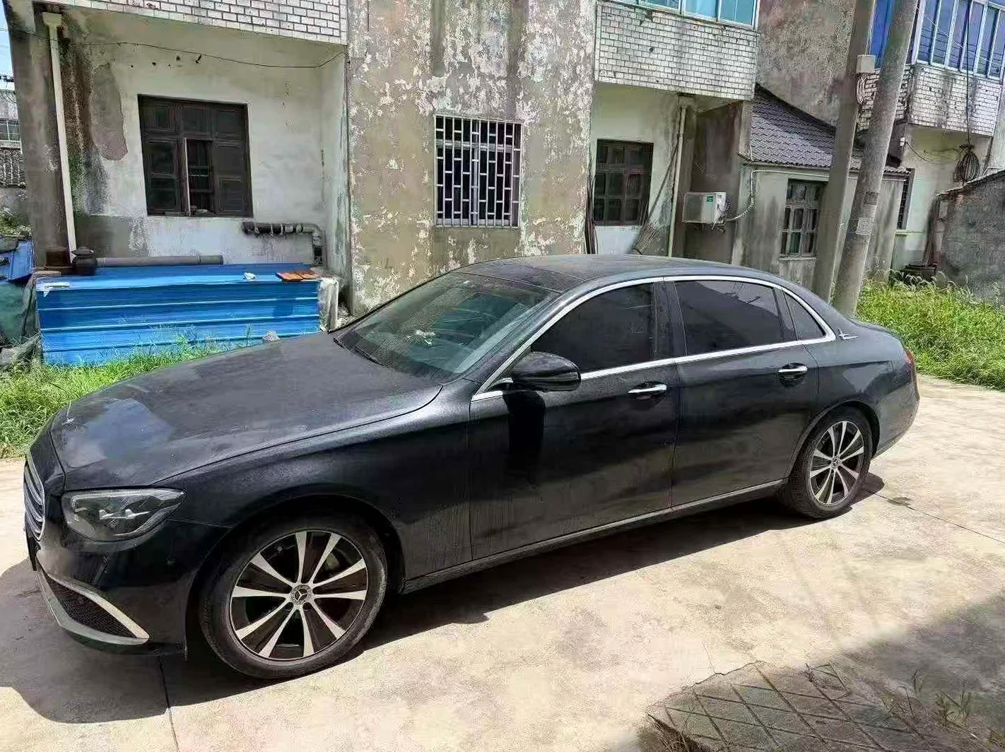奔驰E 正面外观二