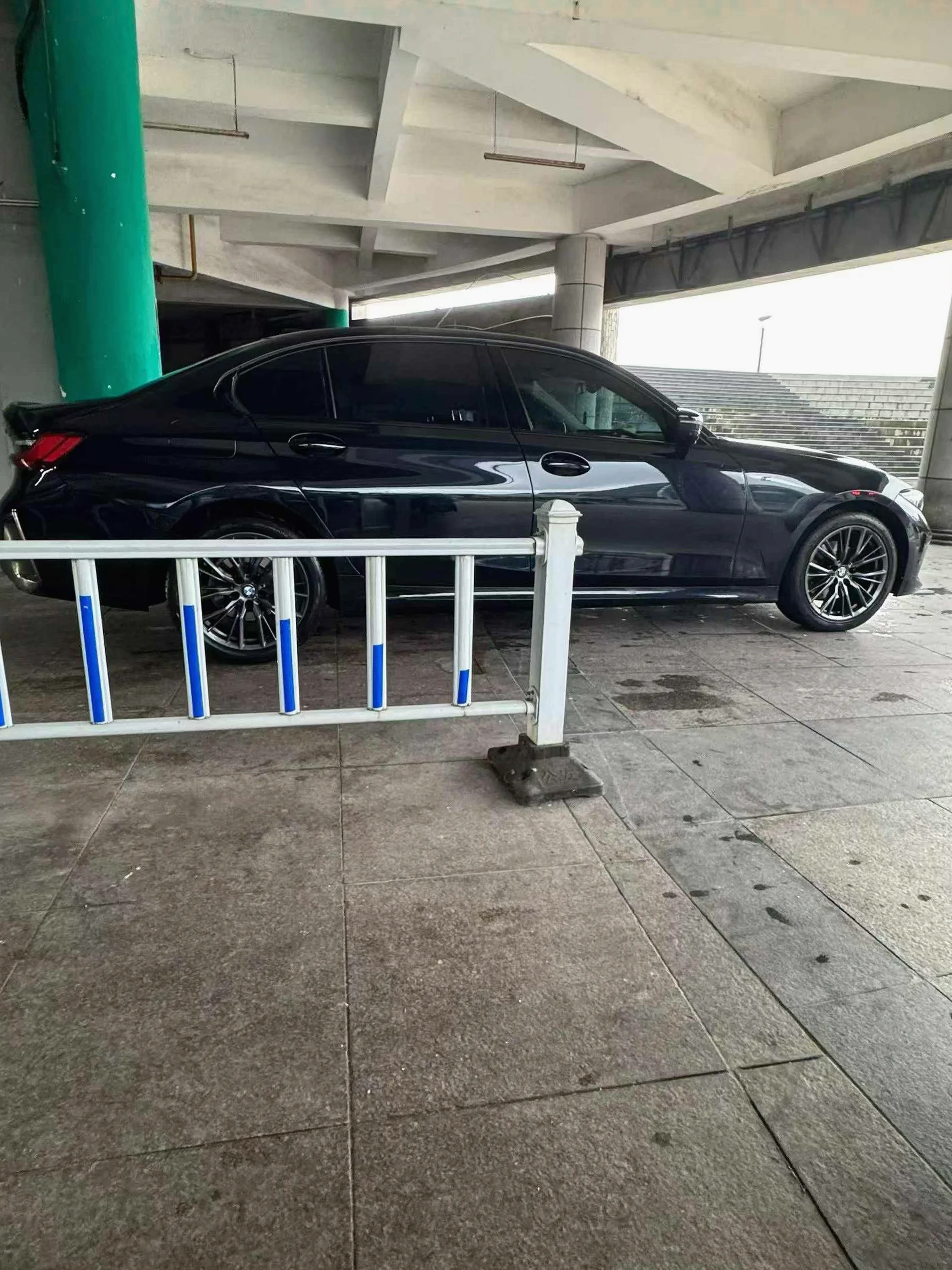 宝马3系 后面外观二