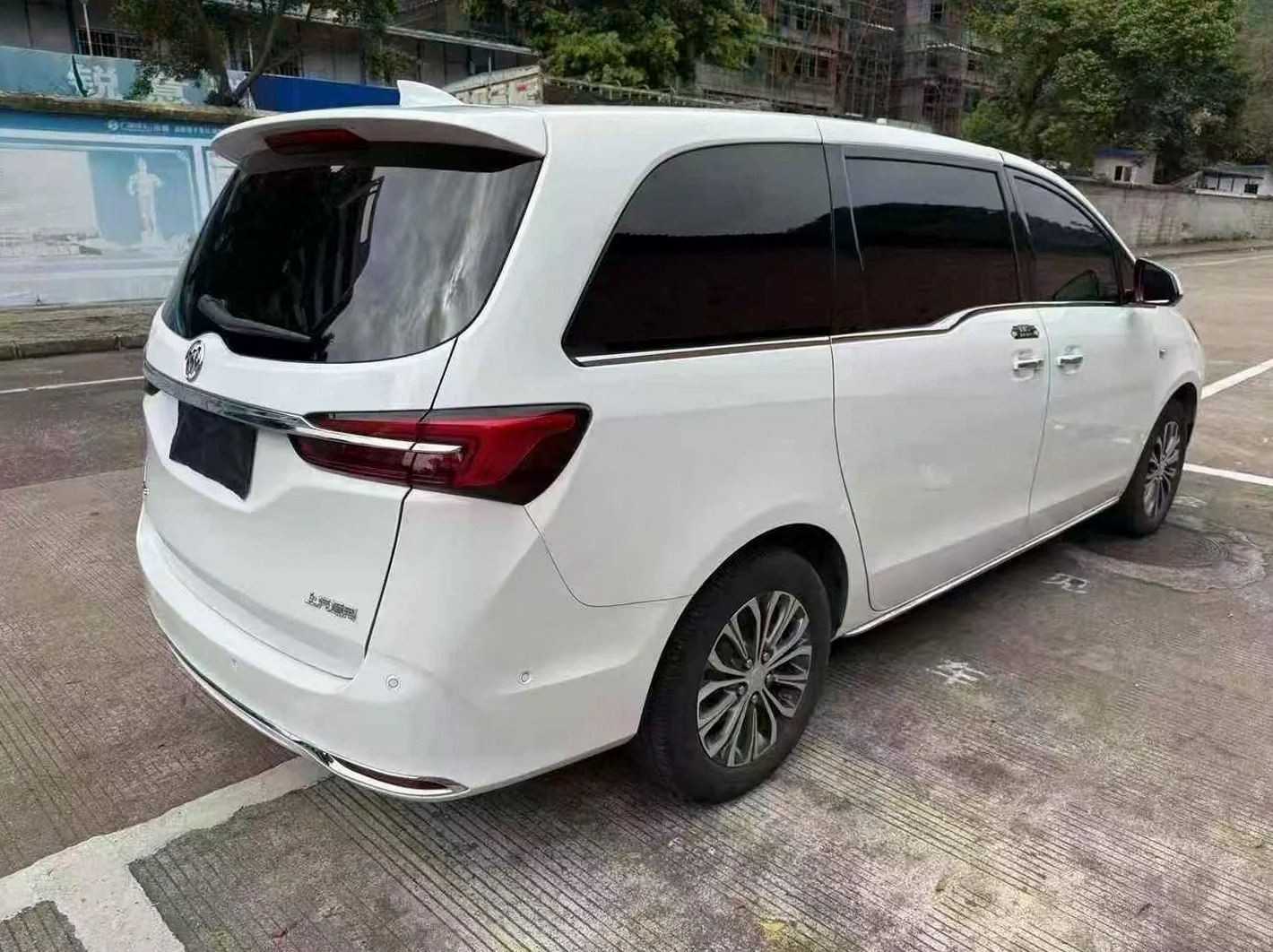 别克GL8 后面外观三