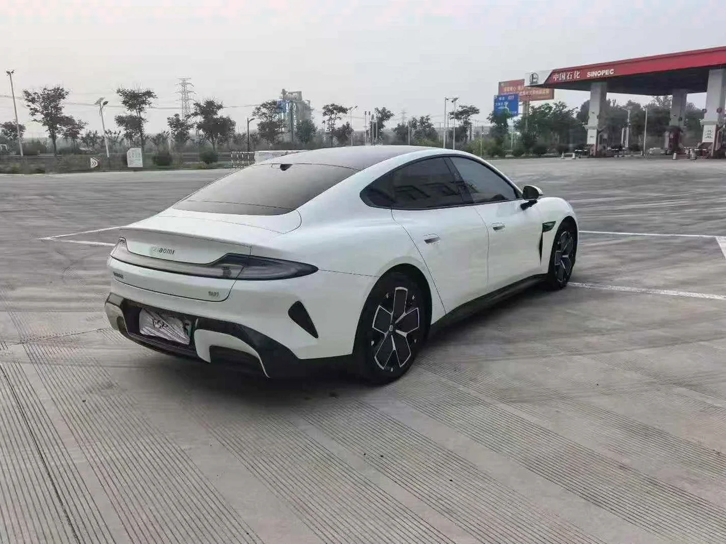 小米SU7 后面外观二