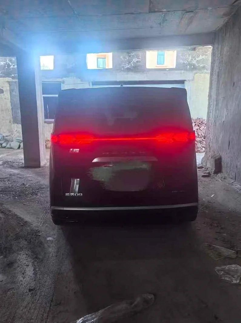 腾势D9 后面外观一
