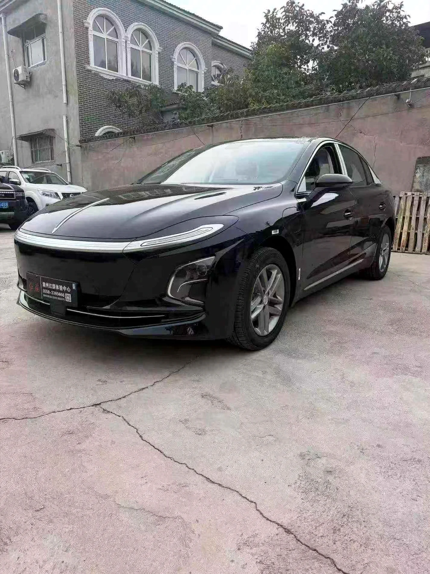 红旗E-QM5 后面外观一