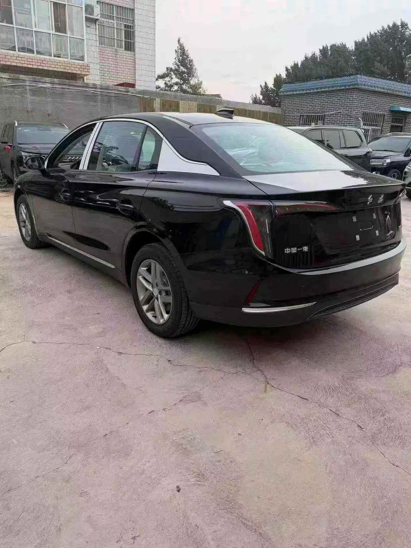 红旗E-QM5 后面外观二