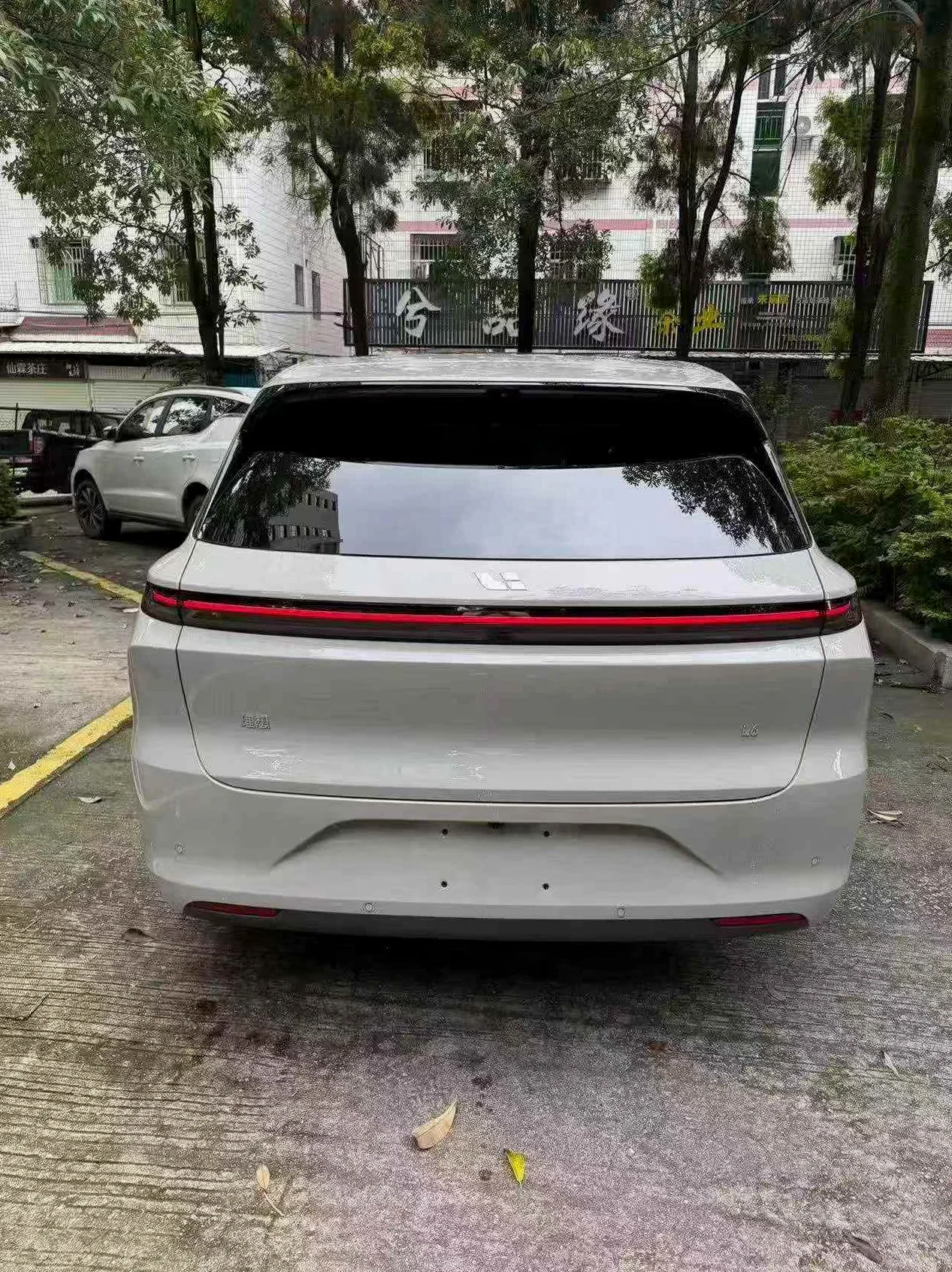 理想L6 后面外观一