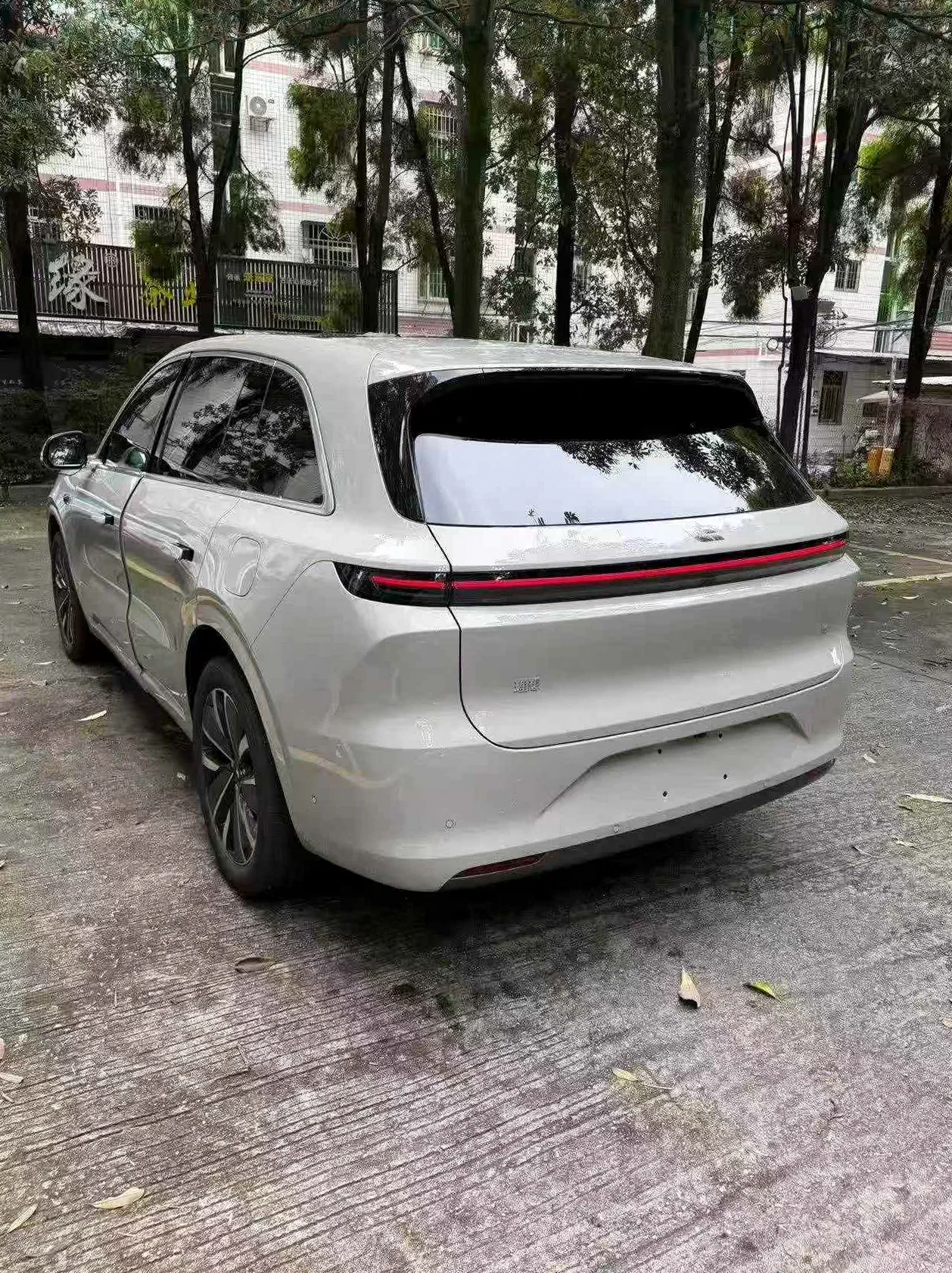 理想L6 后面外观三