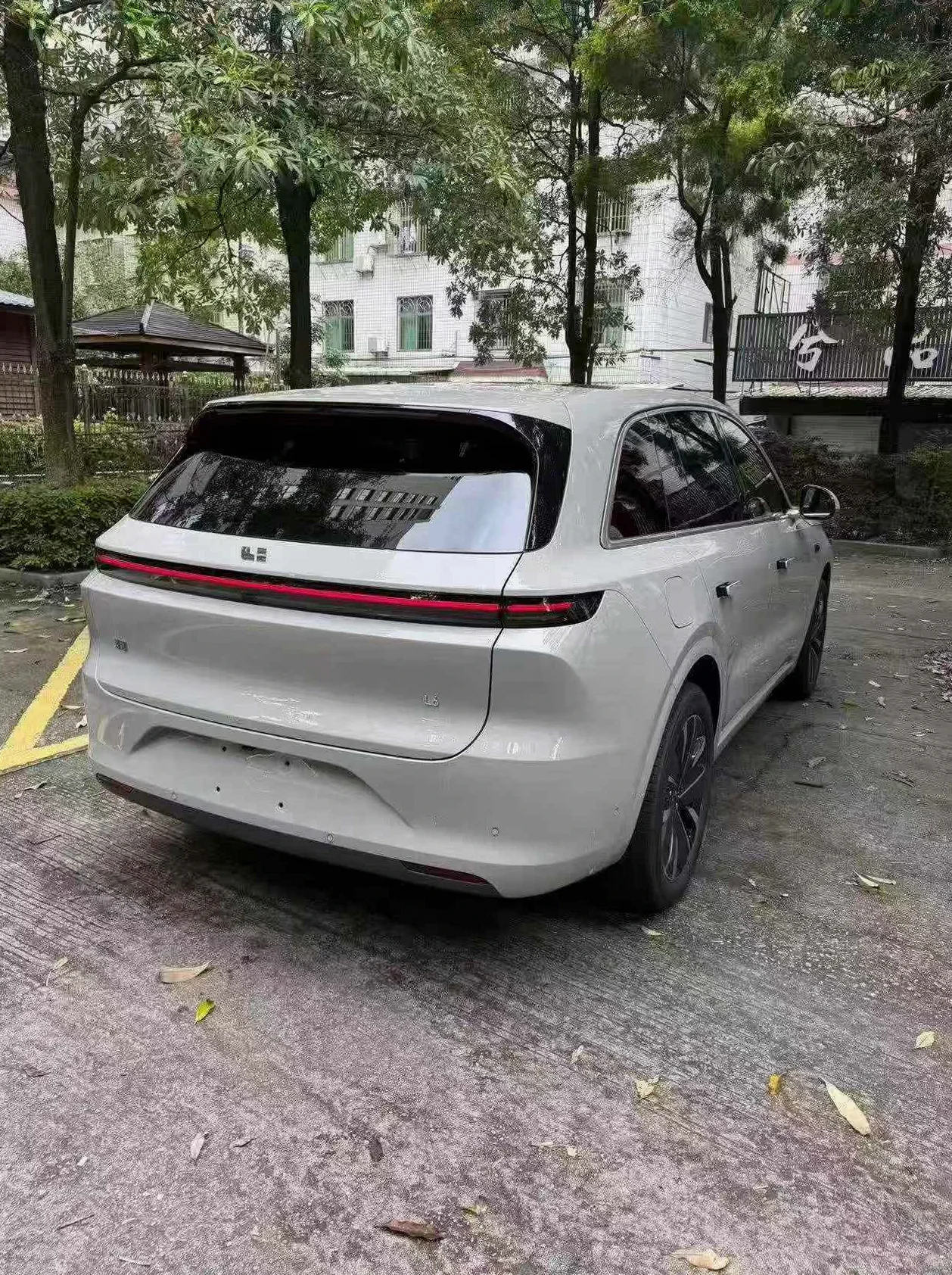 理想L6 后面外观二