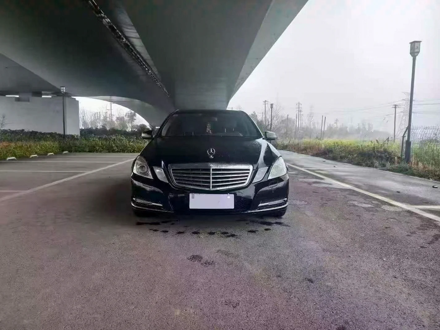 奔驰E 正面外观二