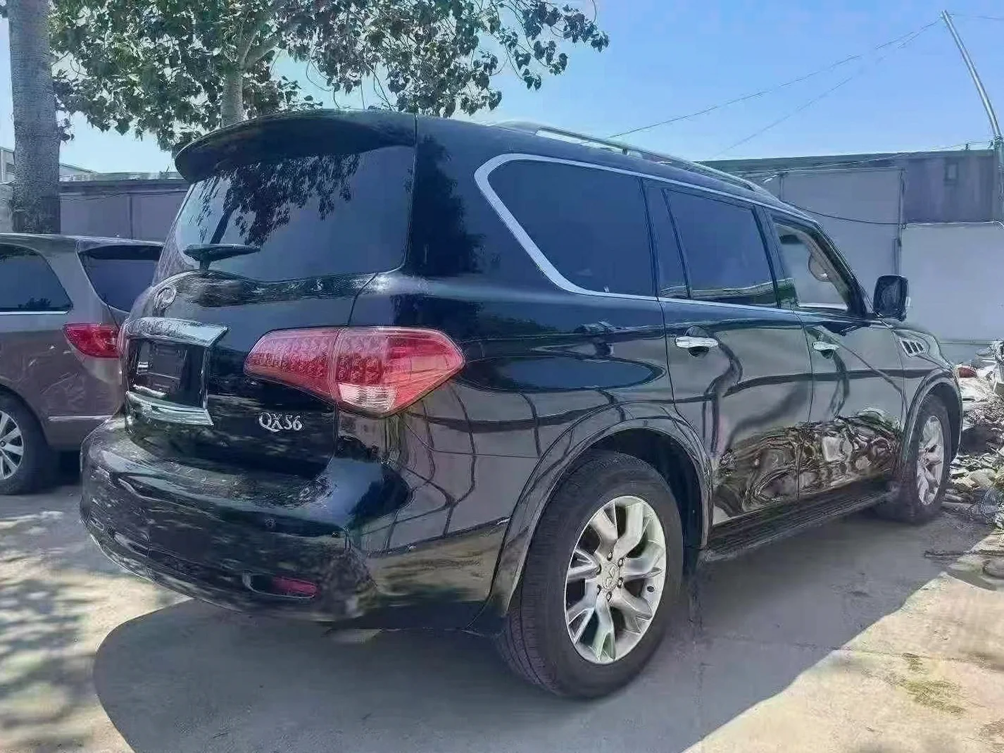 英菲尼迪QX56 驾驶室