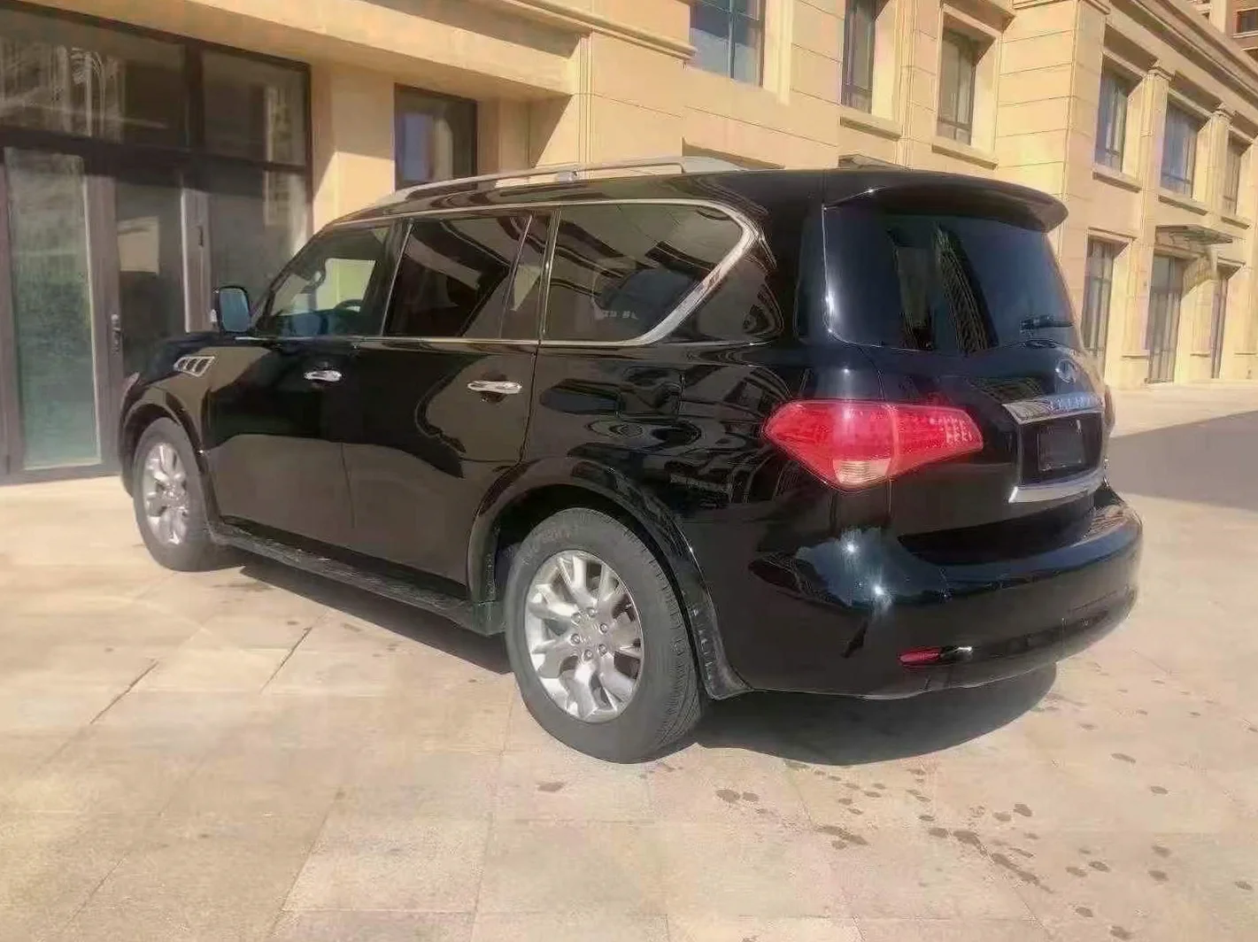 英菲尼迪QX56 驾驶室