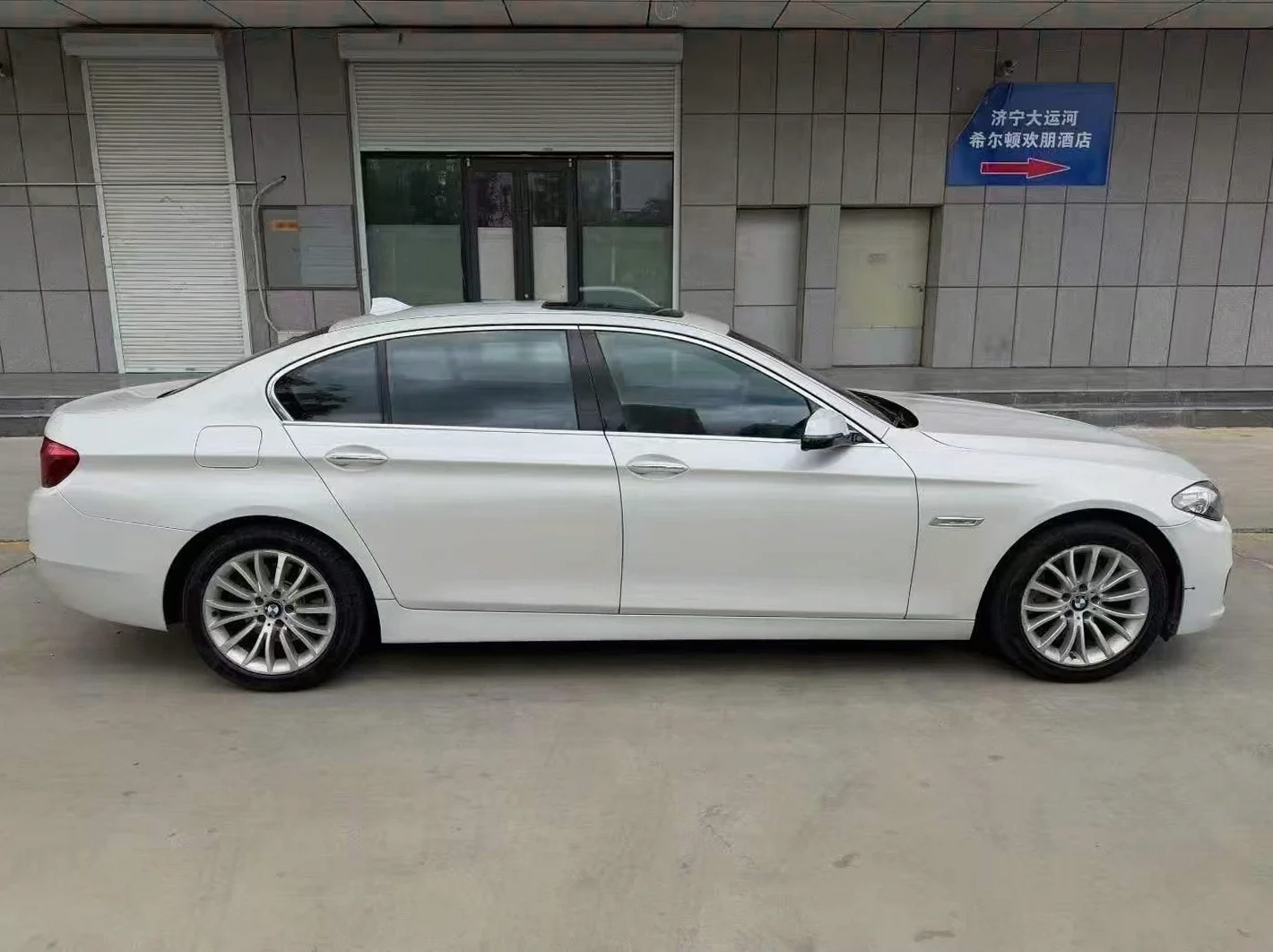 宝马5系 后面外观一
