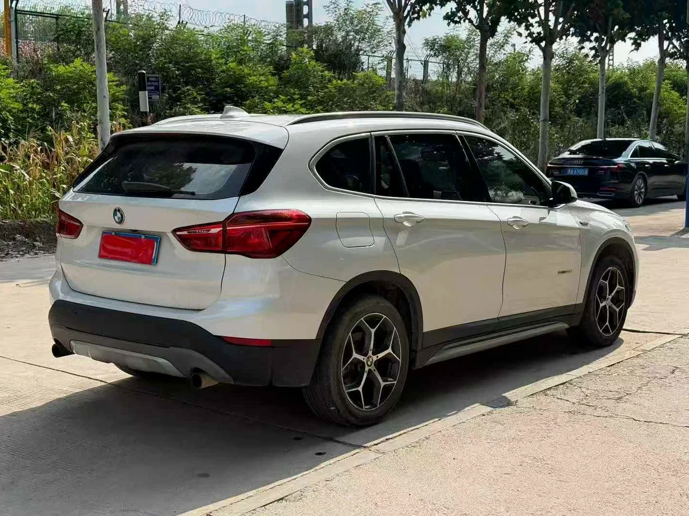 宝马X1 后面外观三