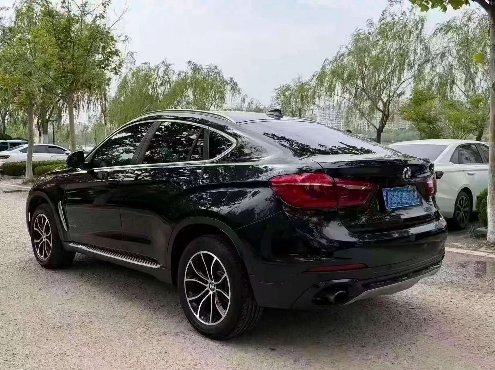 宝马X6 后面外观三