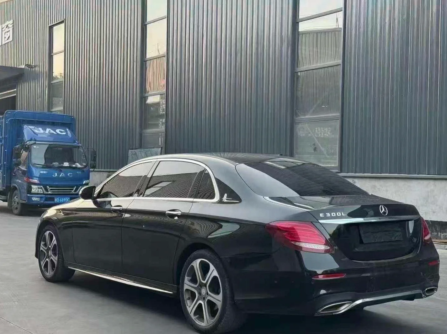 奔驰E 后面外观一