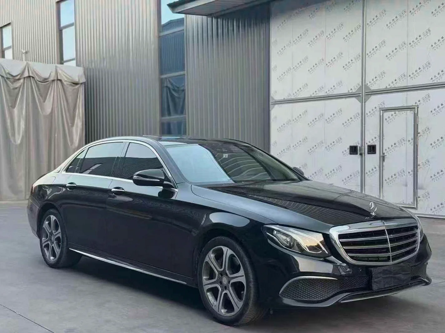 17年奔驰E300L行政立标