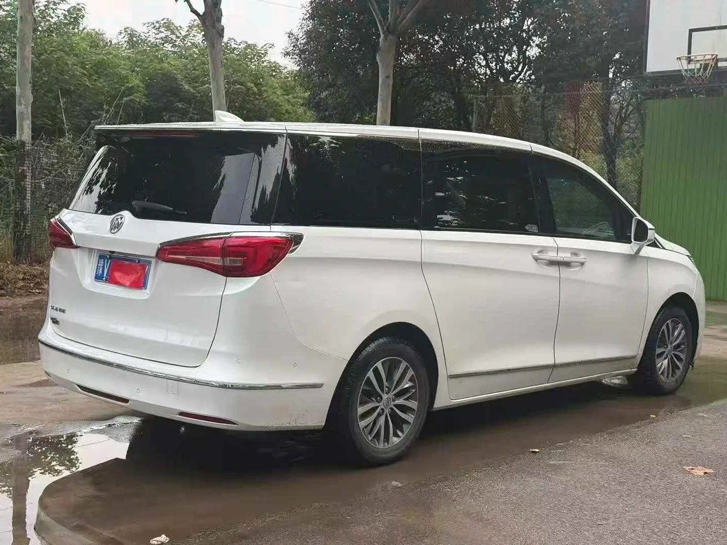 别克GL8 后面外观一