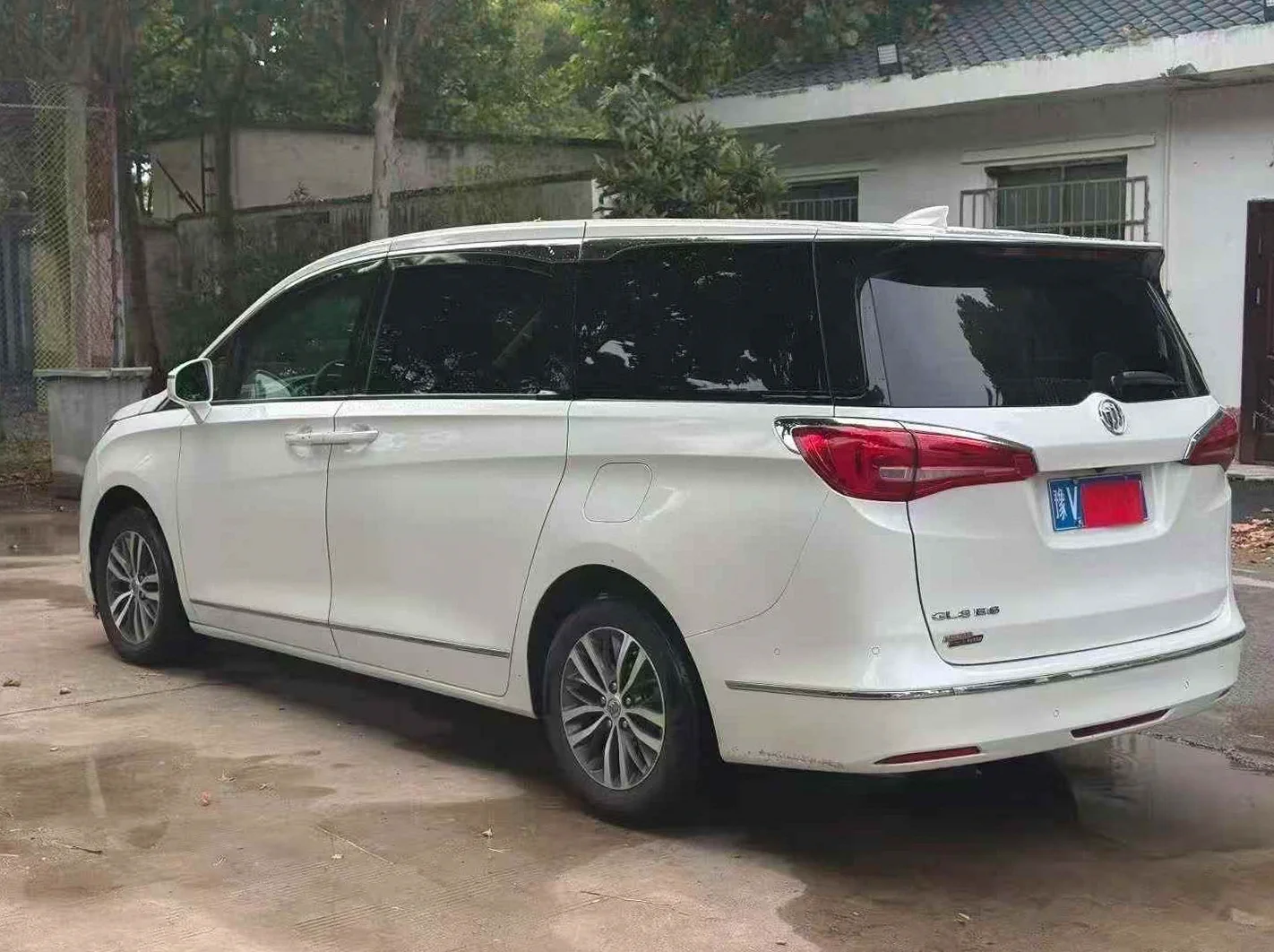别克GL8 后面外观三