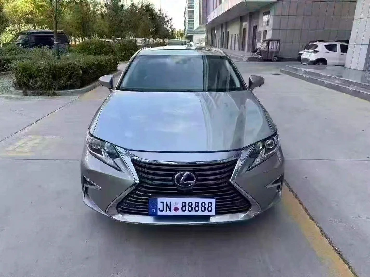 雷克萨斯ES 正面外观二