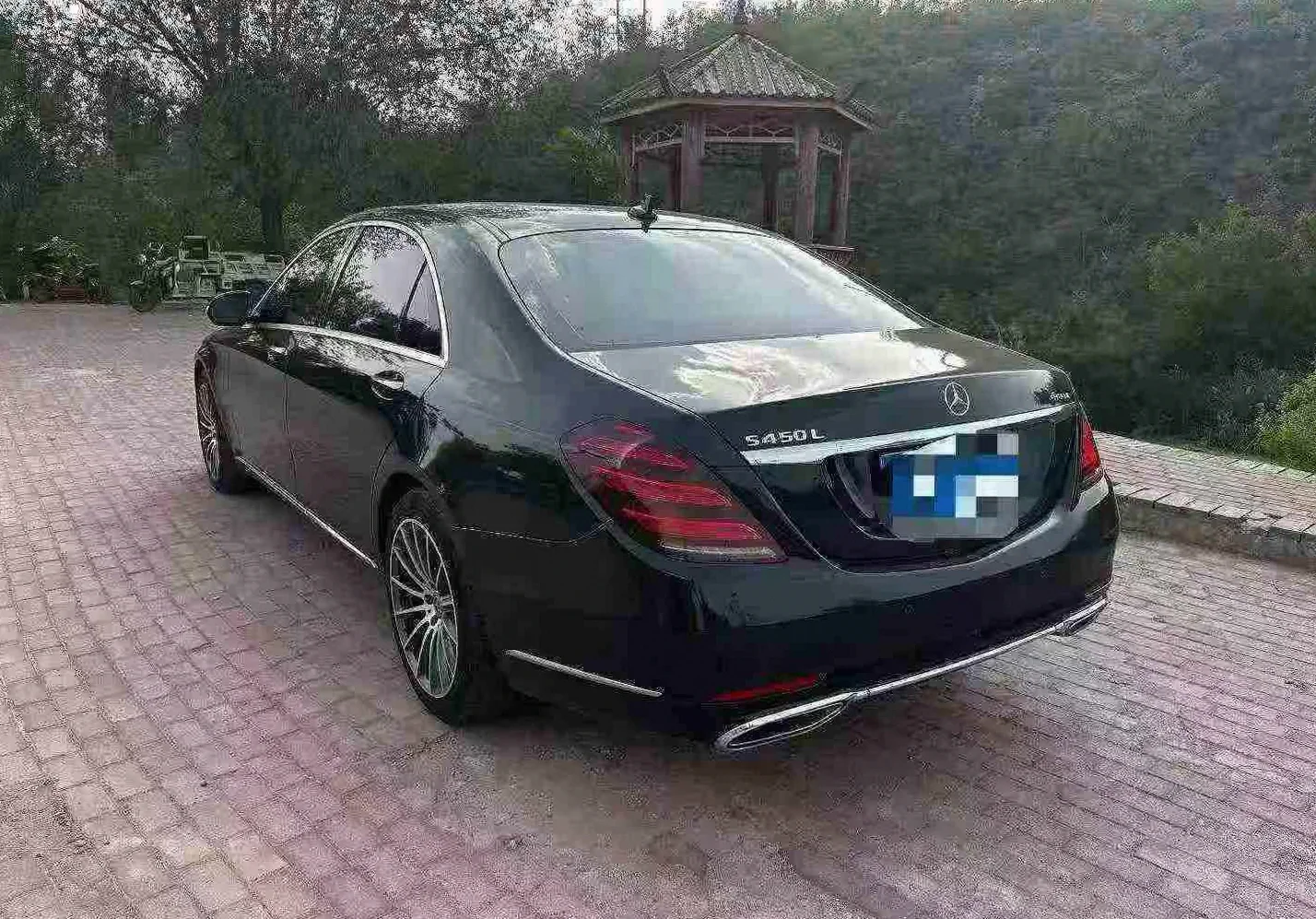 奔驰S 后面外观三