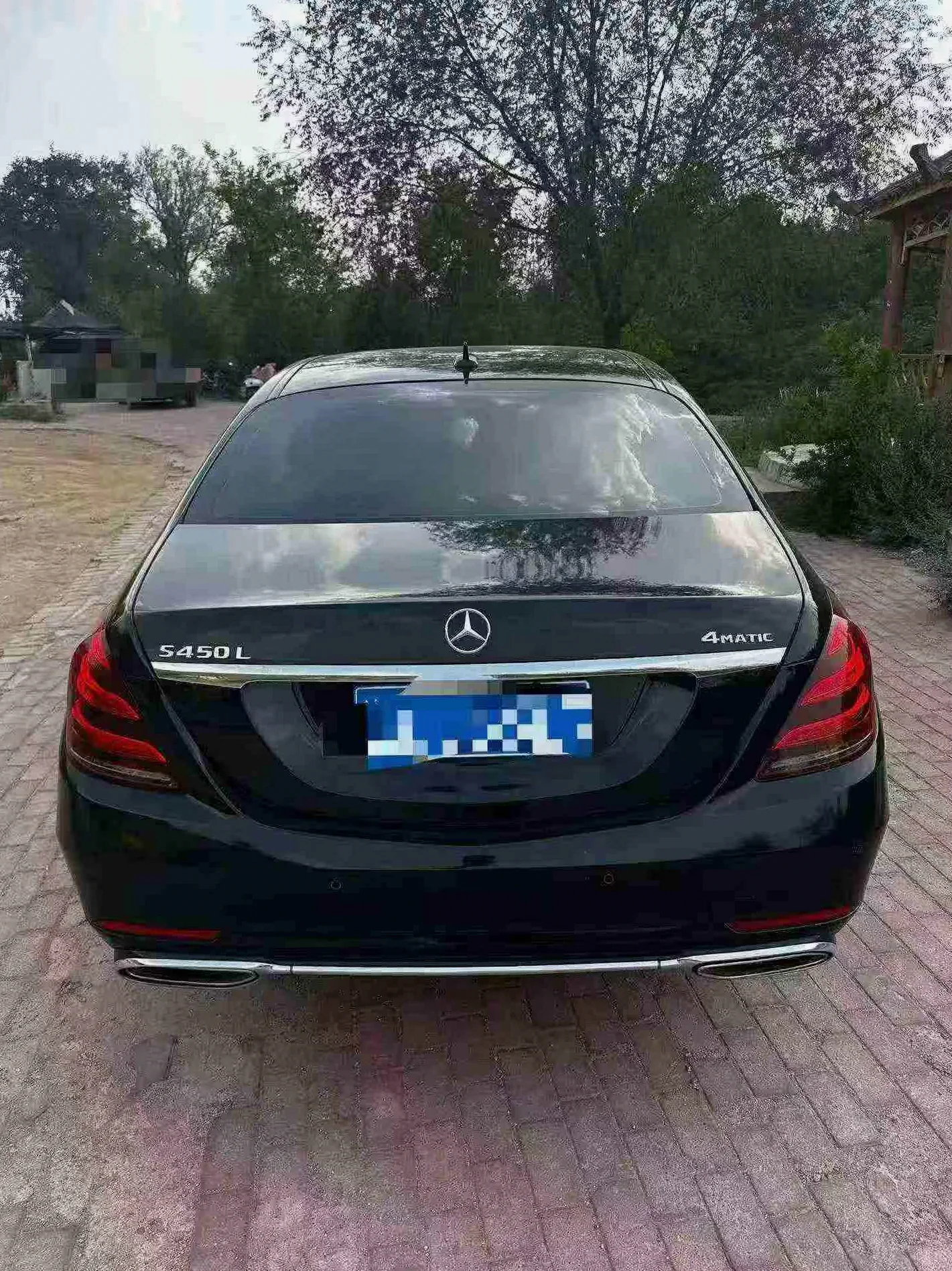 奔驰S 后面外观二