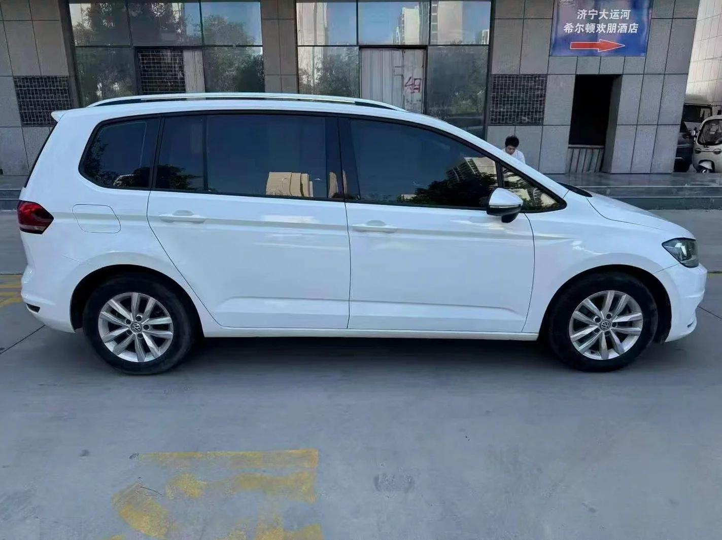 大众途安 后面外观一
