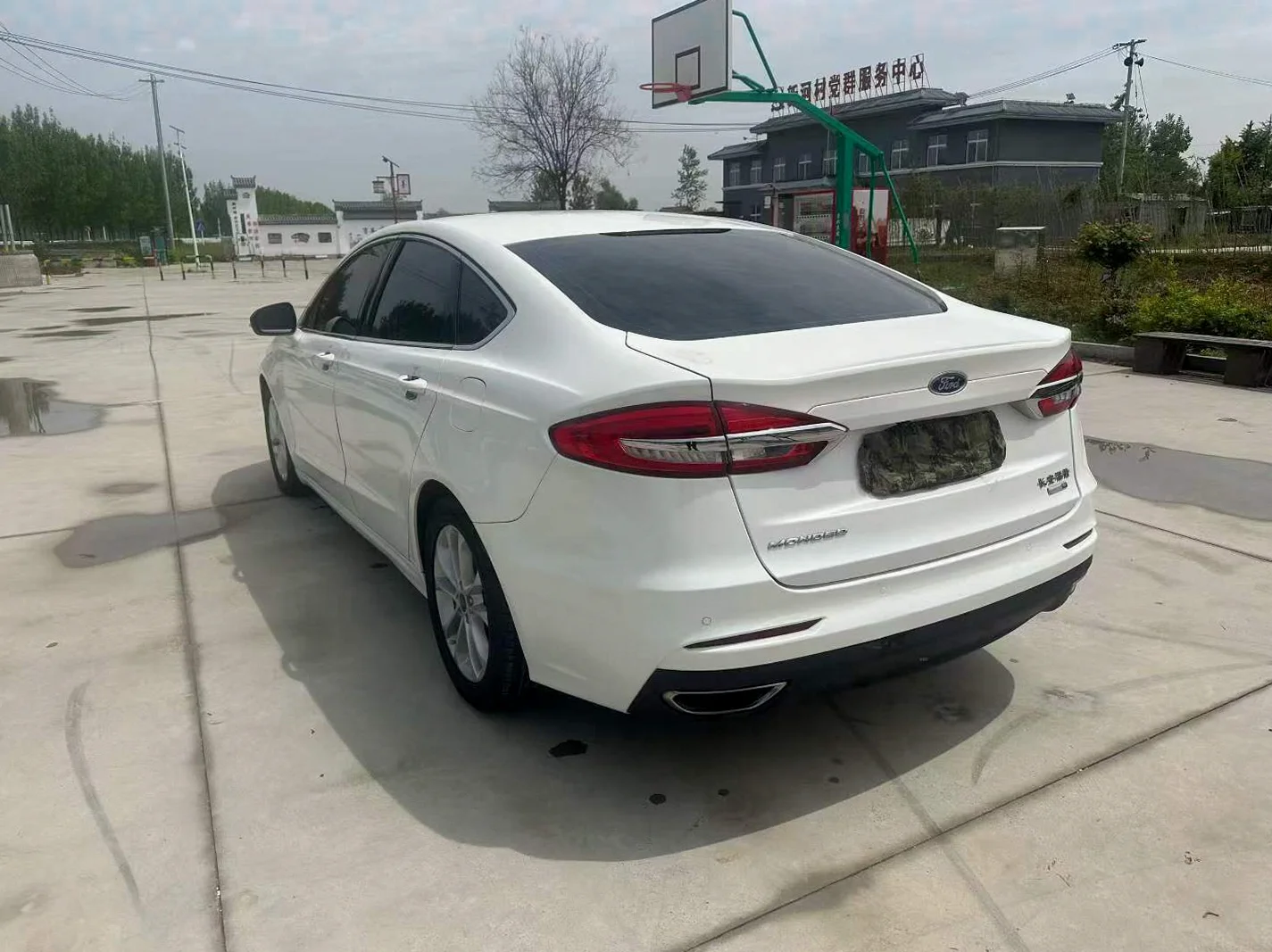 福特蒙迪欧 后面外观一