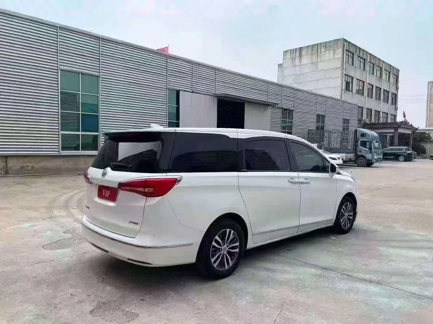 别克GL8 后面外观三