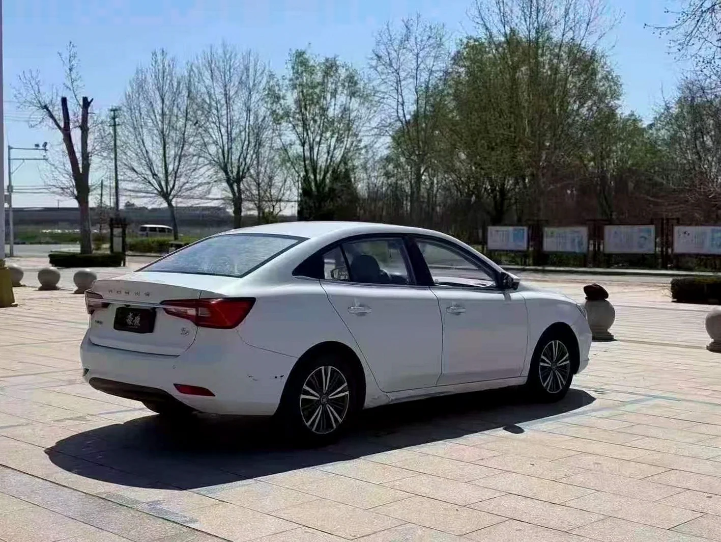 荣威i5 后面外观一