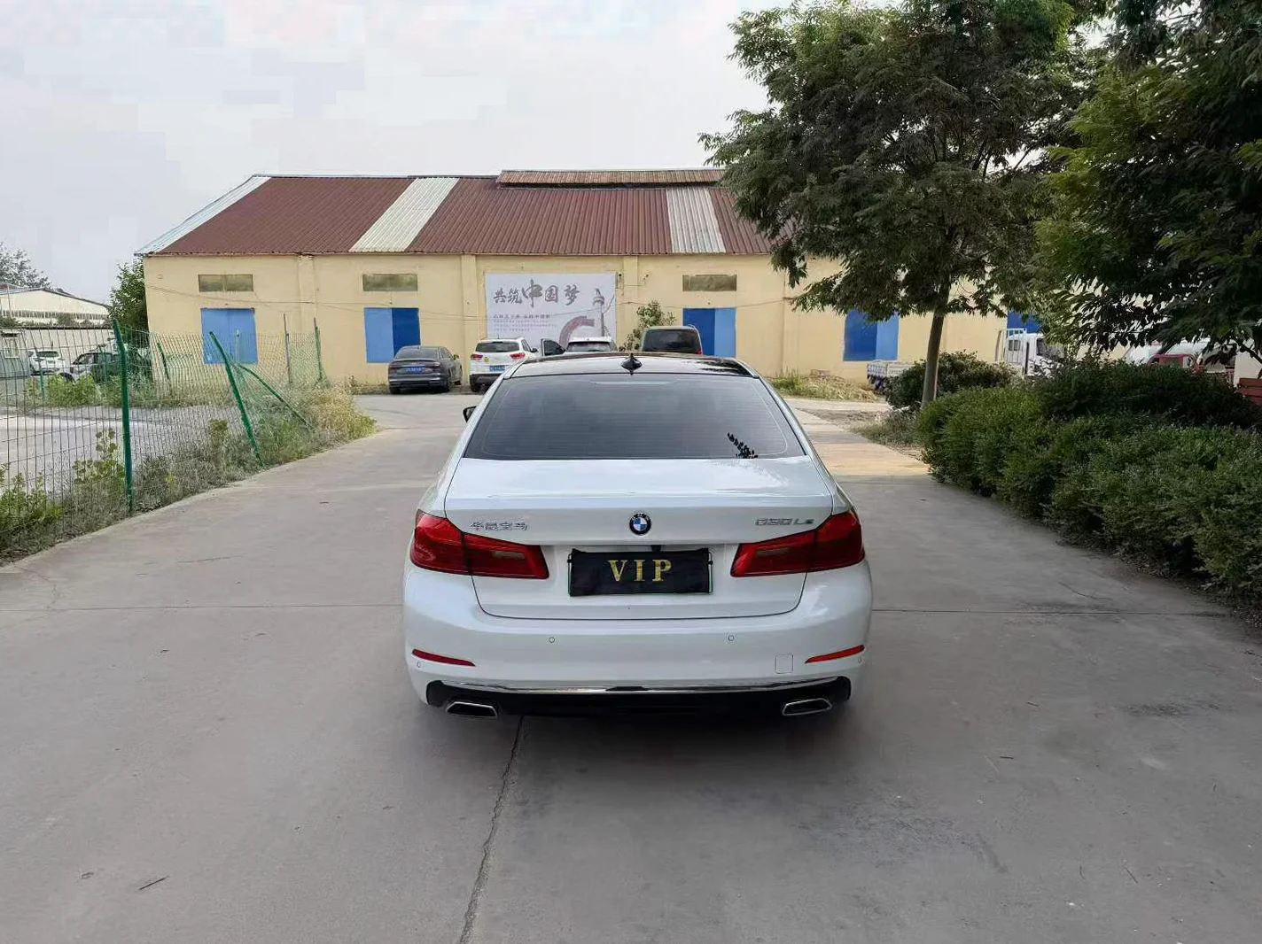 宝马5系 后面外观一