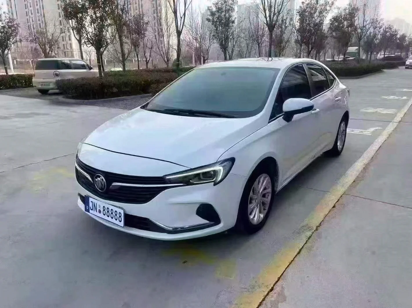 别克威朗 正面外观三