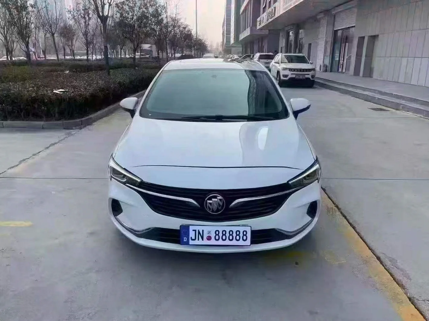 别克威朗 正面外观二